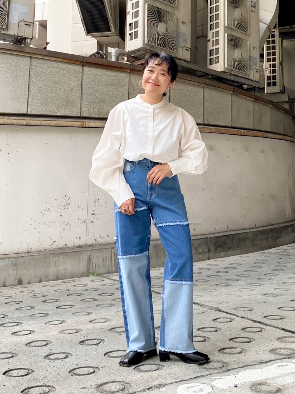 「デニム、ブーツ、KBF、ショートブーツ、大人カジュアル、パンツスタイル、ootd、シャツスタイル、低身長コーデ、秋コーデ」｜「KBFのBIGタックボリュームスリーブシャツ（シャツ/ブラウス、ホワイト系）」を使った、IMOKOさん（レディース・148cm）の秋コーディネートの1枚目の写真
