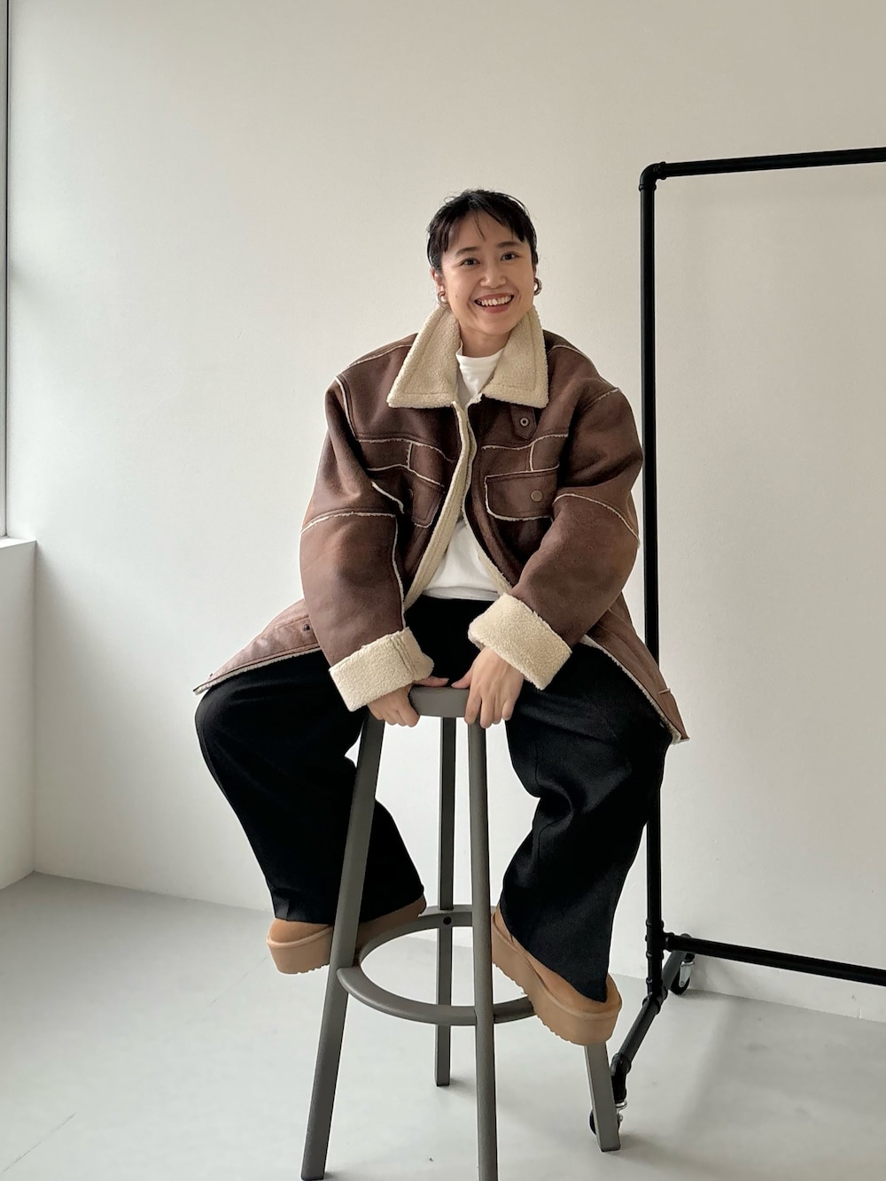 「ブラウン、休日スタイル、パンツスタイル、ワントーンコーデ、低身長女子、アウター、ムートン、ワイドパンツ、UGG、大人コーデ、大人可愛い、ビッグシルエット、低身長コーデ、低身長、KBF」｜「KBFのオーバーサイズボアジャケット（その他アウター、ブラウン系）」を使った、IMOKOさん（レディース・148cm）の秋コーディネートの1枚目の写真