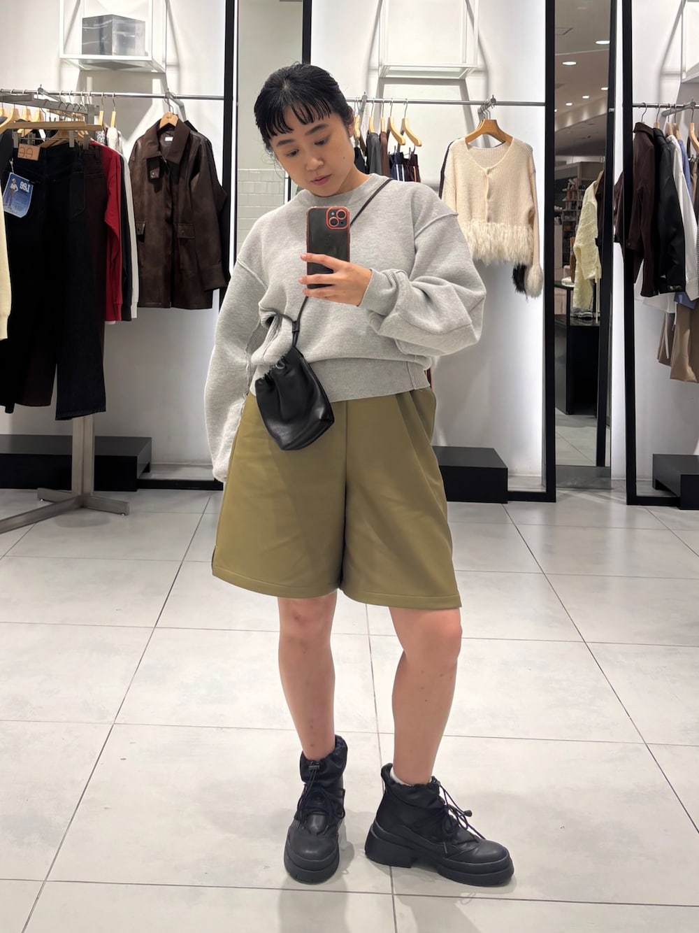 ブラック系のショルダーバッグ、グリーン系のその他パンツ、グレー系のニット/セーターを着用したレディースの秋コーディネートの1枚目の写真