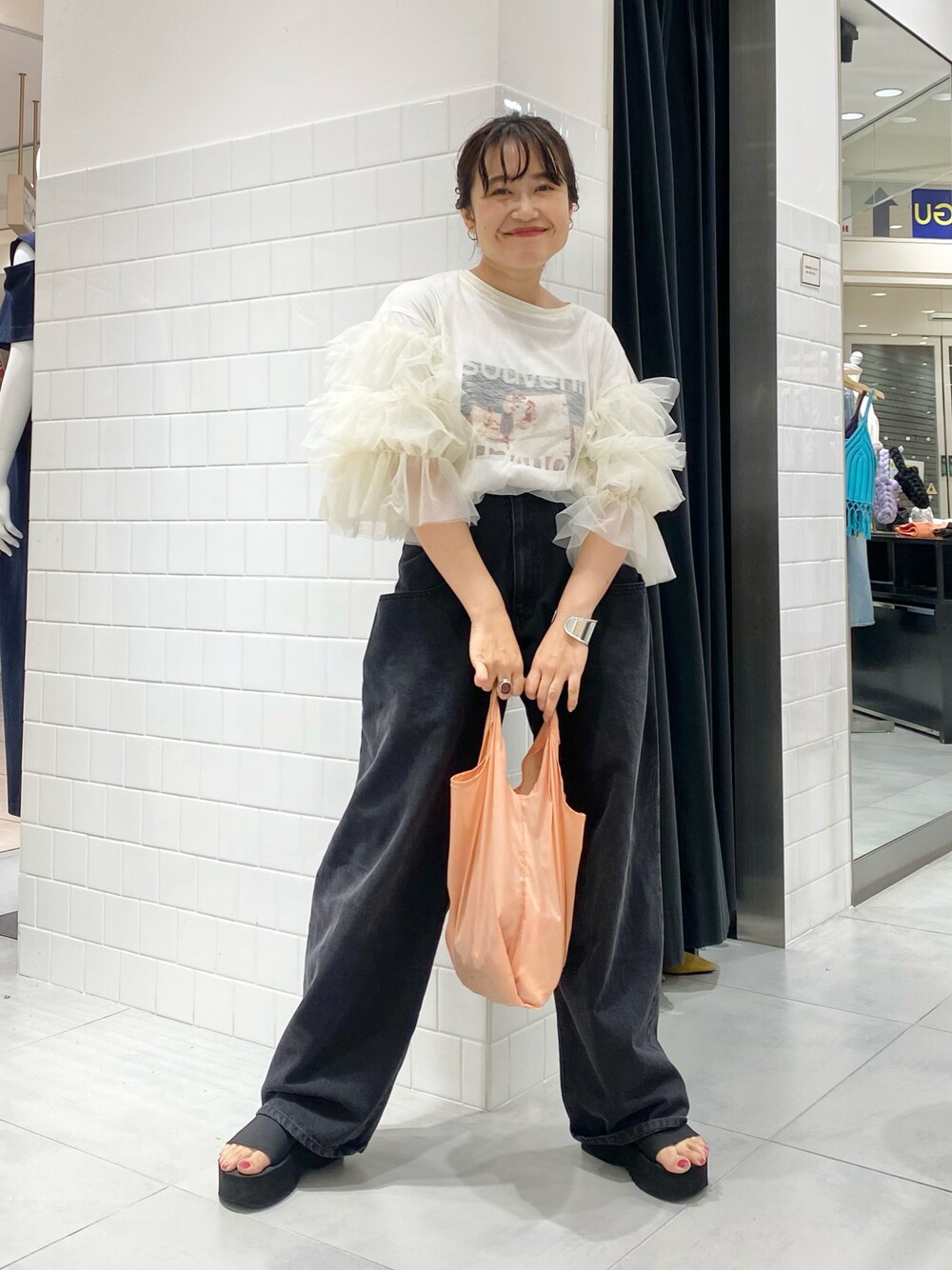 「シアートップス、夏コーデ、夏だ！Tシャツ着よう！、パンツスタイル、モノトーンコーデ、デニム、サンダル、低身長女子、チュール、KBF、骨格ストレート」｜「KBFのBIGポケットデザインデニム（デニムパンツ、ブラック系）」を使った、IMOKOさん（レディース・148cm）の夏コーディネートの1枚目の写真