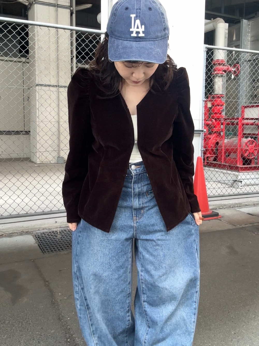 ブラウン系のシャツ/ブラウス、ブルー系のデニムパンツ、ホワイト系のキャミソールを着用したレディースの冬コーディネートの1枚目の写真