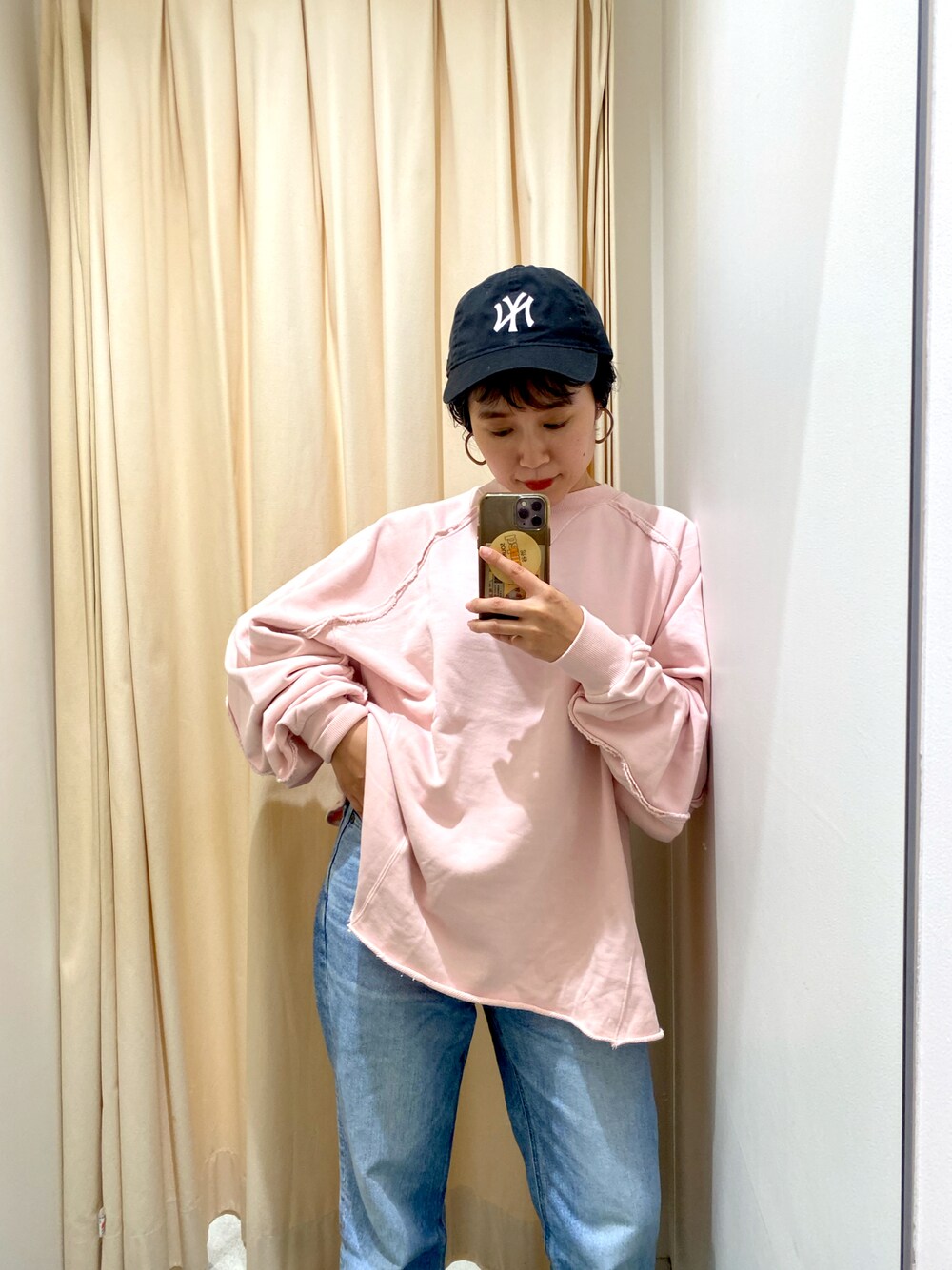 「秋コーデ、キャップ、ootd、デニム、ボリューム袖、ピンク、スウェット、ストリート、KBF、低身長コーデ」｜「KBFのULTRA THERMOリメイクスウェット（スウェット、ピンク系）」を使った、IMOKOさん（レディース・148cm）の秋コーディネートの1枚目の写真