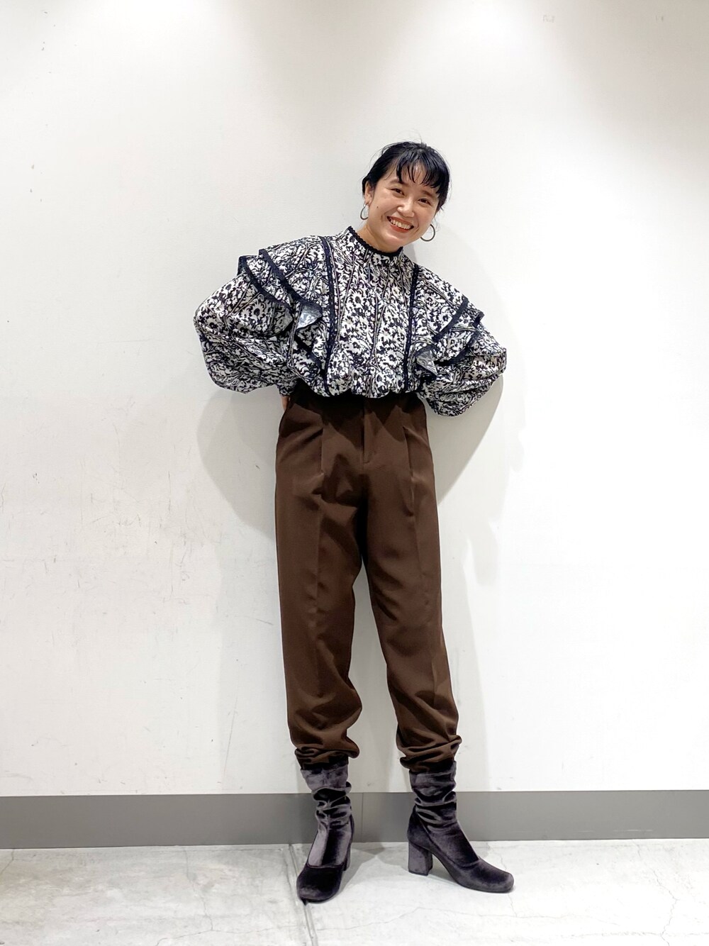 「低身長、秋冬コーデ、モード、秋服準備はじめました、ブラウン、ブーツ、KBF、パンツコーデ、ブラウス」｜「KBFの前後2WAYフリルシャツ（シャツ/ブラウス、ブラック系）」を使った、IMOKOさん（レディース・148cm）の秋コーディネートの1枚目の写真