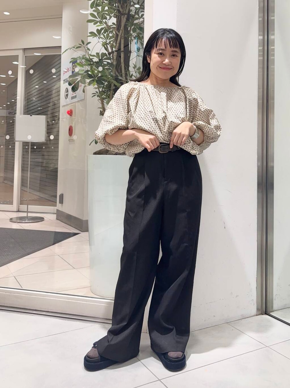 「ワイドパンツ、ブラウス、KBF、低身長、春コーデ、厚底、フラワー、春スタイル、春カラーコーデ、骨格ストレート、ストレート×低身長、sip2412、ブラウスが主役の春コーデ、kbfで選ぶ春」｜「KBFのプラットフォームファーサンダル（サンダル、ブルー系）」を使った、IMOKOさん（レディース・148cm）の春コーディネートの1枚目の写真