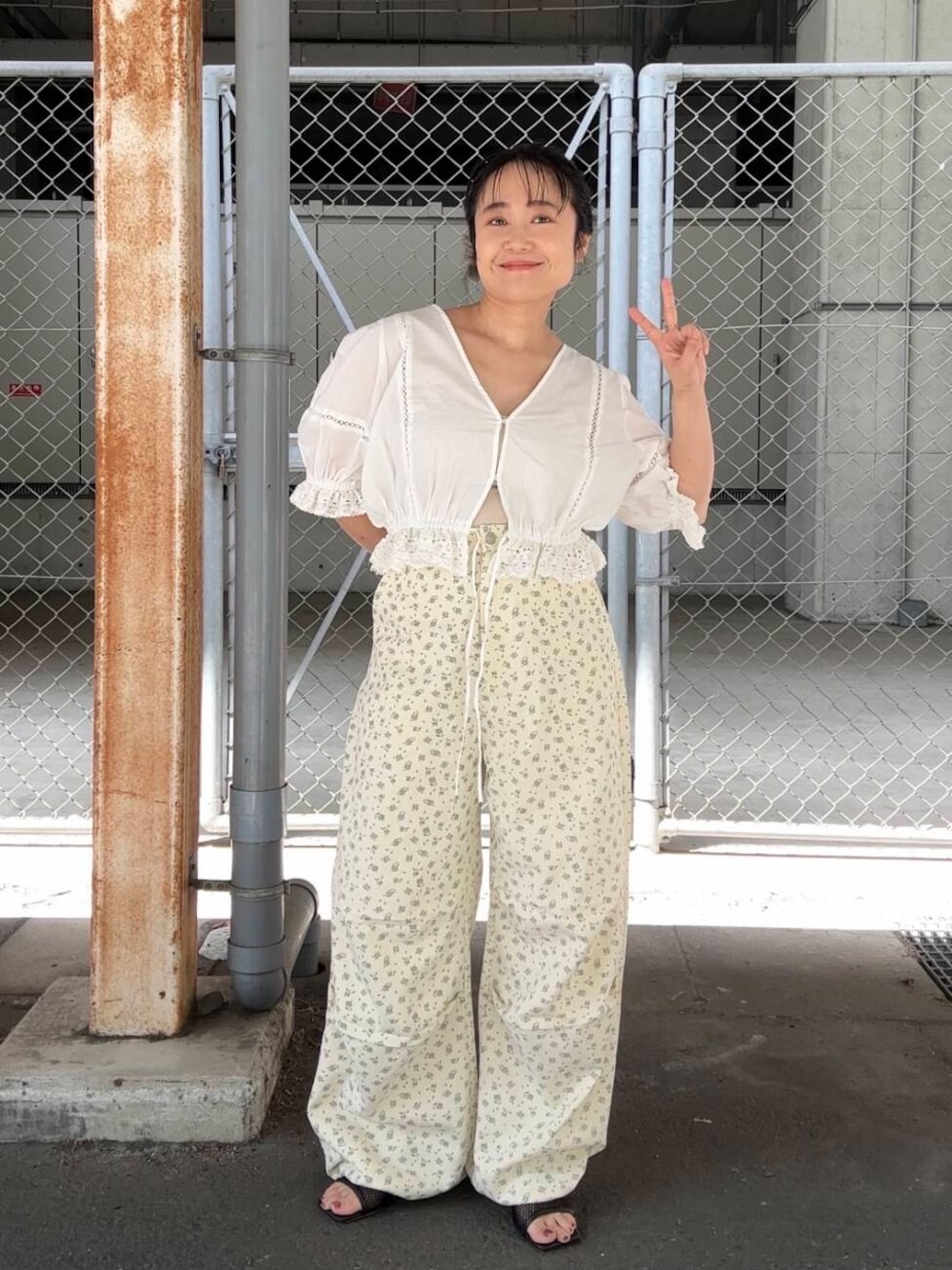 「カジュアル、サンダル、キャップ、KBF、カットソー、パンツ、低身長、フリル、フレアデニム、カラーコーデ、フリルブラウス、ロゴキャップ、ドロストパンツ、フラワーパンツ、骨格ストレート」｜「KBFのフラワープリントドロストパンツ（その他パンツ、ホワイト系）」を使った、IMOKOさん（レディース・148cm）の春コーディネートの1枚目の写真