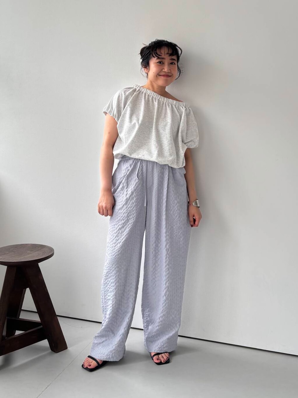 「ワイドパンツ、Tシャツ、サンダル、ストライプ、パンツ、低身長、ストライプパンツ、リボン、骨格ストレート、初夏のお出かけコーデ、ストレート×低身長、sip2412」｜「KBFのリボンギャザースウェット（スウェット、グレー系）」を使った、IMOKOさん（レディース・148cm）の春コーディネートの1枚目の写真