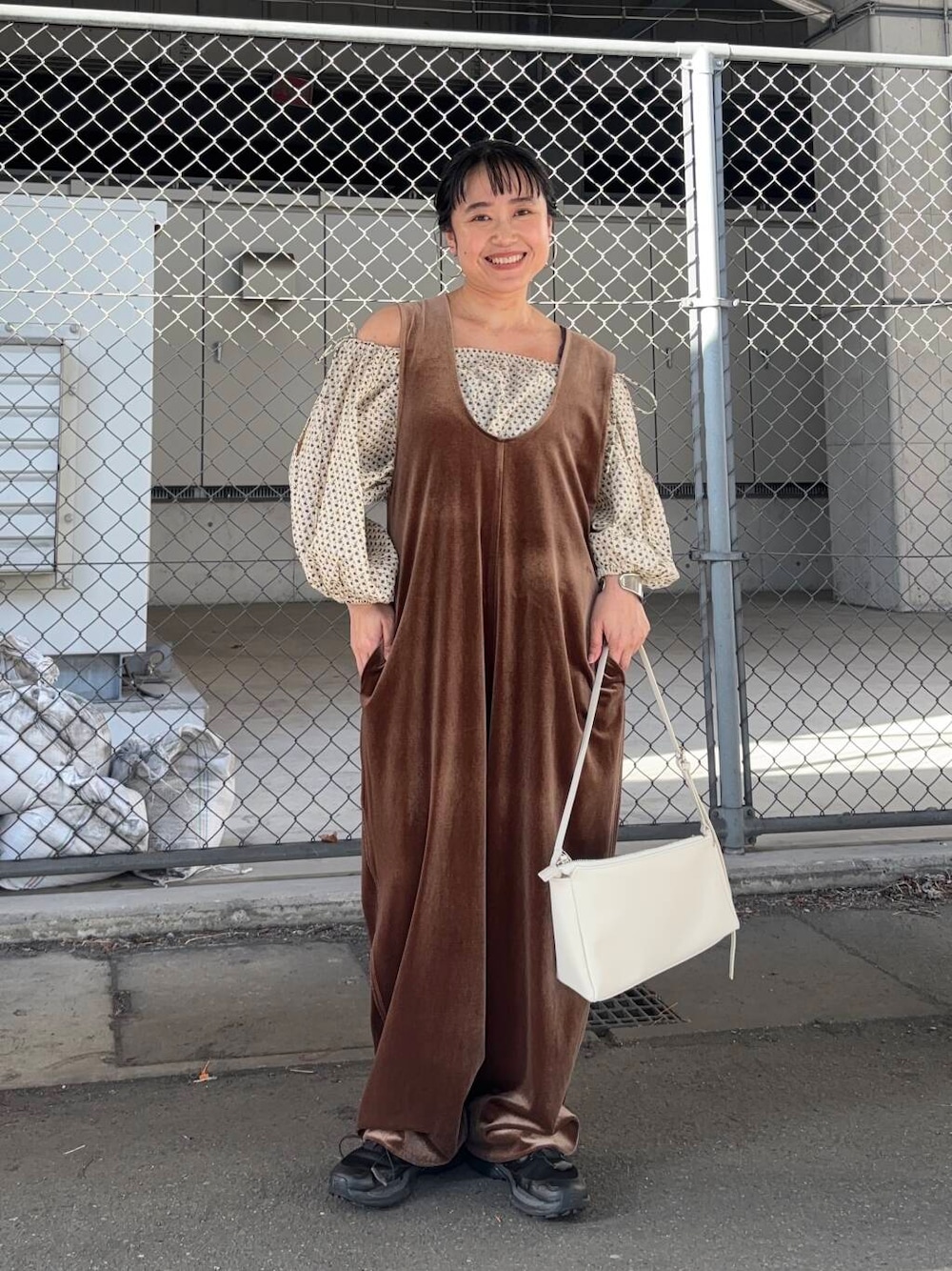 「オールインワン、スニーカー、ワイドパンツ、ブラウス、KBF、サロペット、低身長、厚底、フラワー、春スタイル、春カラーコーデ、骨格ストレート、オフショル、ショルダーバック、即戦力ブラウスコーデ」｜「KBFの2WAYベロアオールインワン（サロペット/オーバーオール、ブラウン系）」を使った、IMOKOさん（レディース・148cm）の春コーディネートの1枚目の写真