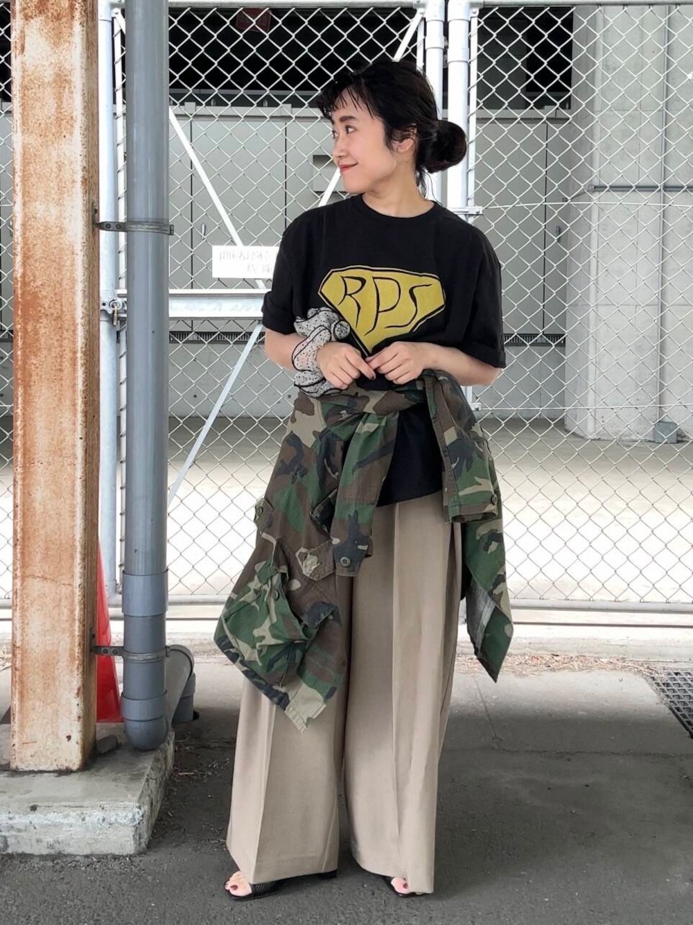 「シャツ、ワイドパンツ、スラックス、Tシャツ、サンダル、KBF、低身長、ロゴtee、bigtee、骨格ストレート、初夏のお出かけコーデ、ストレート×低身長、sip2412、kbfで選ぶ春」｜「KBFのサイドタックスラックス（その他パンツ、ベージュ系）」を使った、IMOKOさん（レディース・148cm）の春コーディネートの1枚目の写真