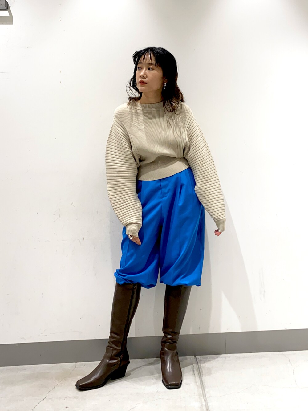 「ビッグシルエット、ブーツ、カジュアル、カラーパンツ、KBF、ロングブーツ、シンプルコーデ、低身長、ボリューム袖」｜「KBFのウエスタンヒールロングブーツ（ブーツ、ブラウン系）」を使った、IMOKOさん（レディース・148cm）の秋コーディネートの1枚目の写真