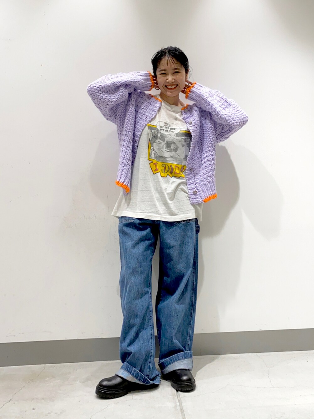 「大人カジュアル、カーディガン、カラーニット、デニム、ブーツ、KBF、低身長、着回し抜群、デニムコーデ、カジュアル」｜「KBFの【WEB/一部店舗限定】前後2way配色ニット（カーディガン/ボレロ、パープル系）」を使った、IMOKOさん（レディース・148cm）の秋コーディネートの1枚目の写真