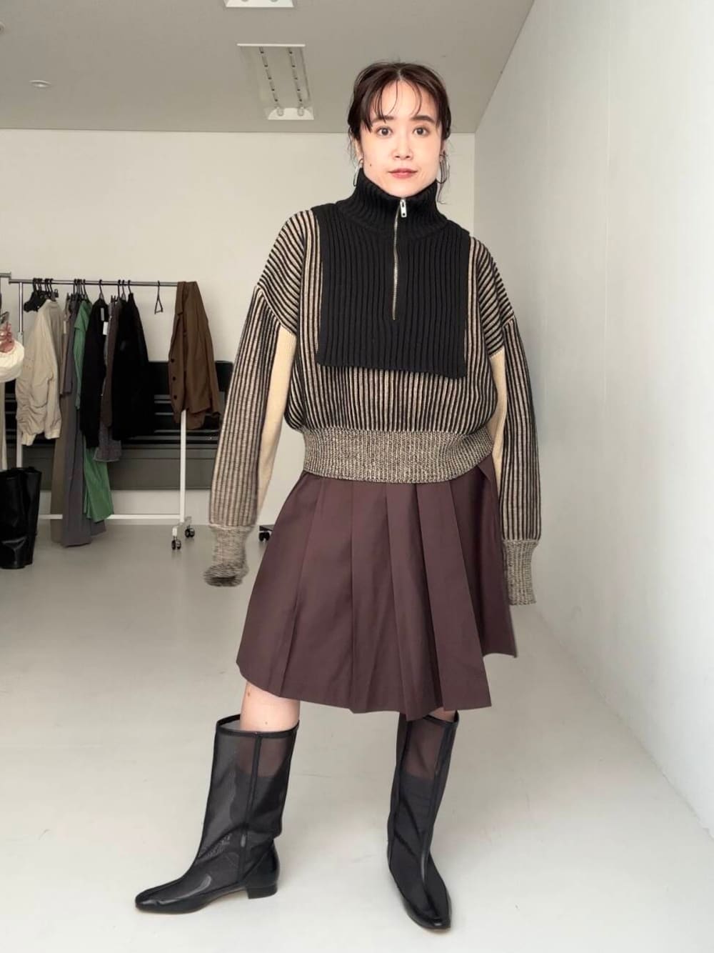 ブラック系のニット/セーター、ブラウン系のその他パンツを着用したレディースの秋コーディネートの1枚目の写真