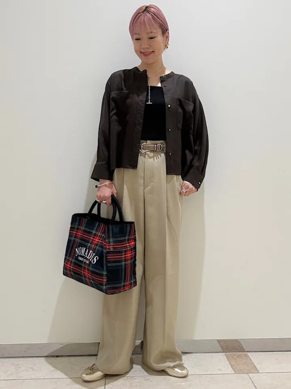 ブラウン系のシャツ/ブラウス、ベージュ系のその他パンツ、ブラック系のキャミソールを着用したレディースの秋コーディネートの1枚目の写真