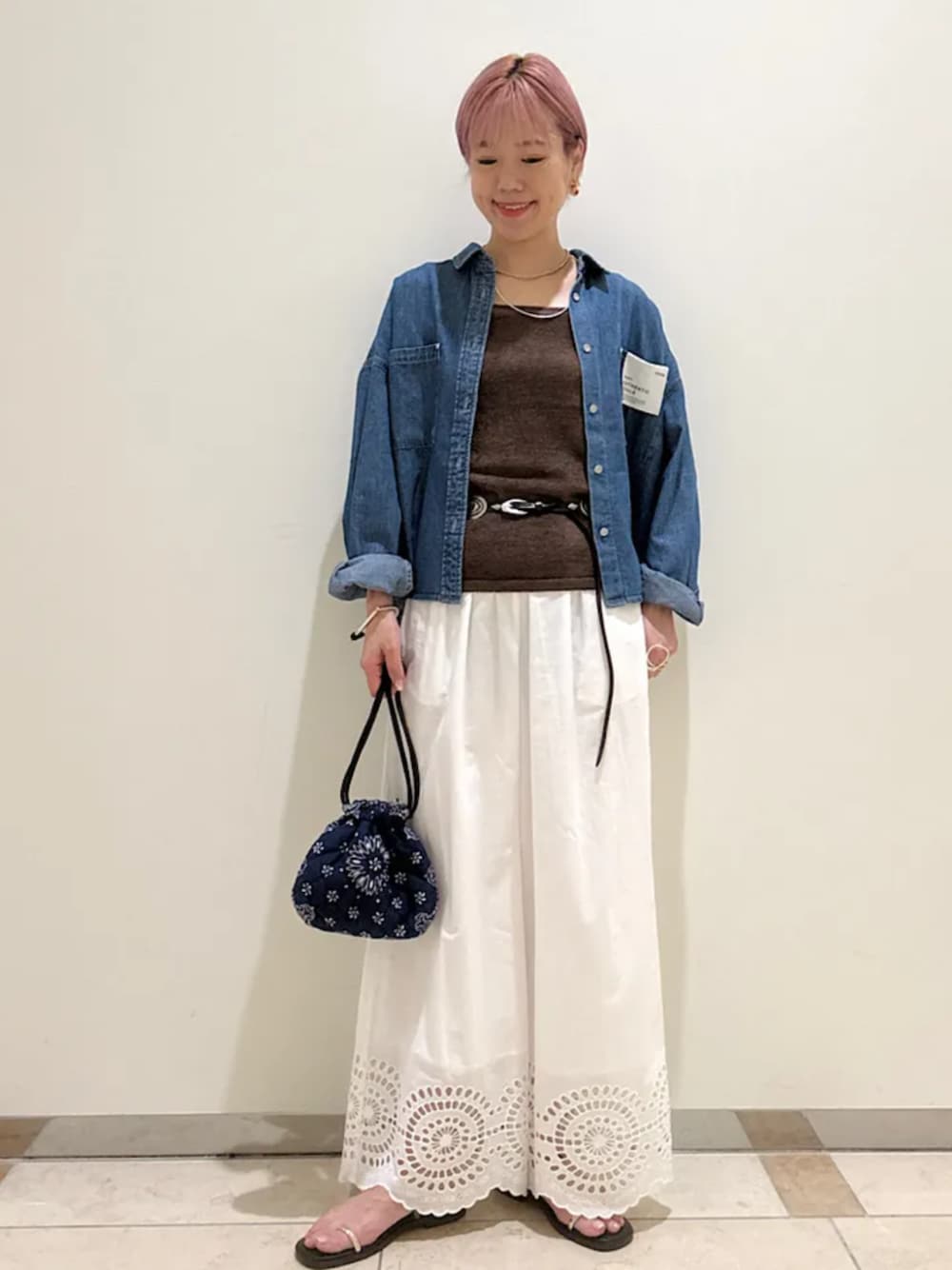 ブラック系のサンダル、ブルー系のシャツ/ブラウス、ホワイト系のその他パンツを着用したレディースの秋コーディネートの1枚目の写真