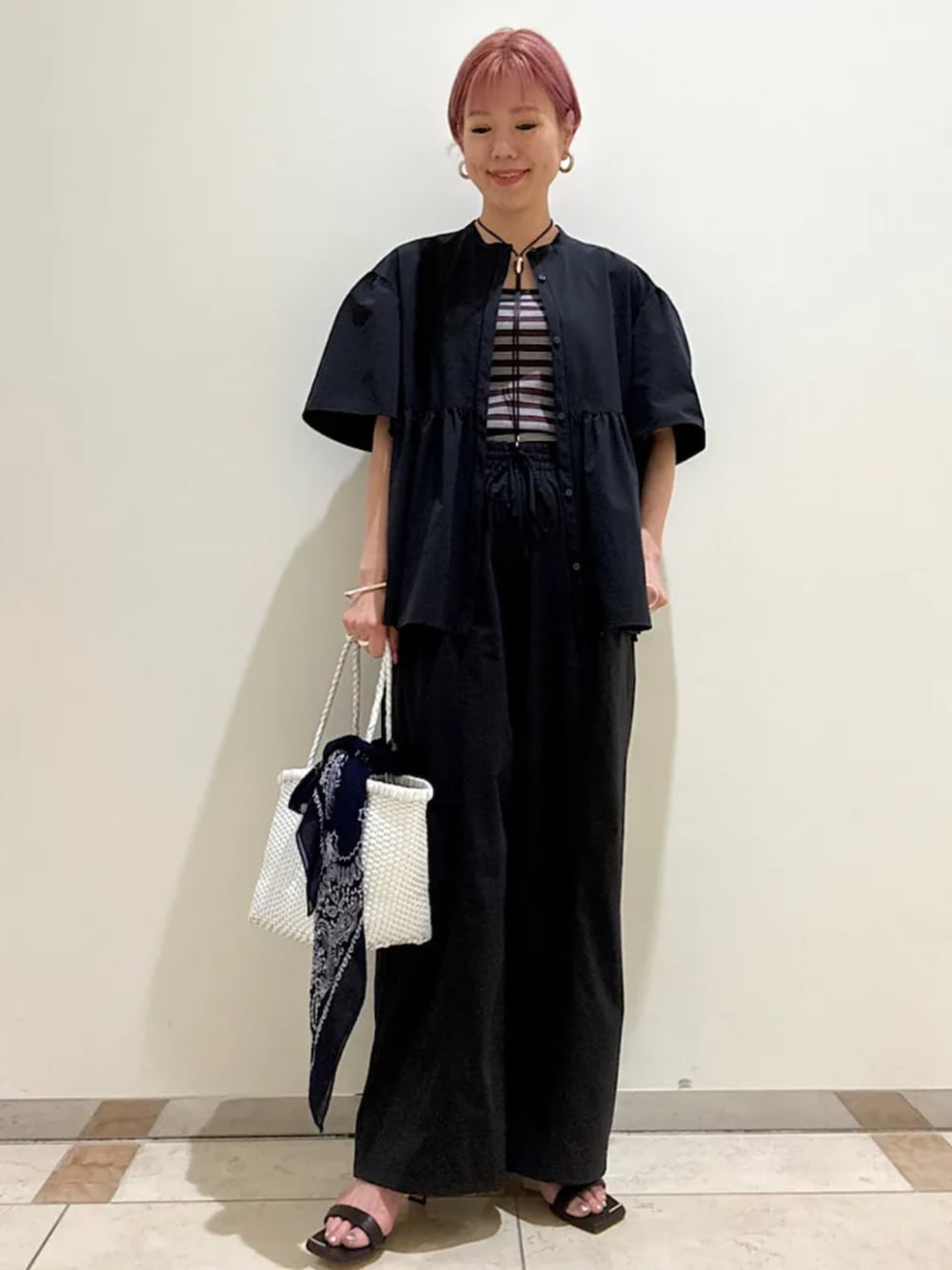 ブラック系のシャツ/ブラウス、ブラック系のその他パンツ、ブラック系のタンクトップを着用したレディースの春コーディネートの1枚目の写真