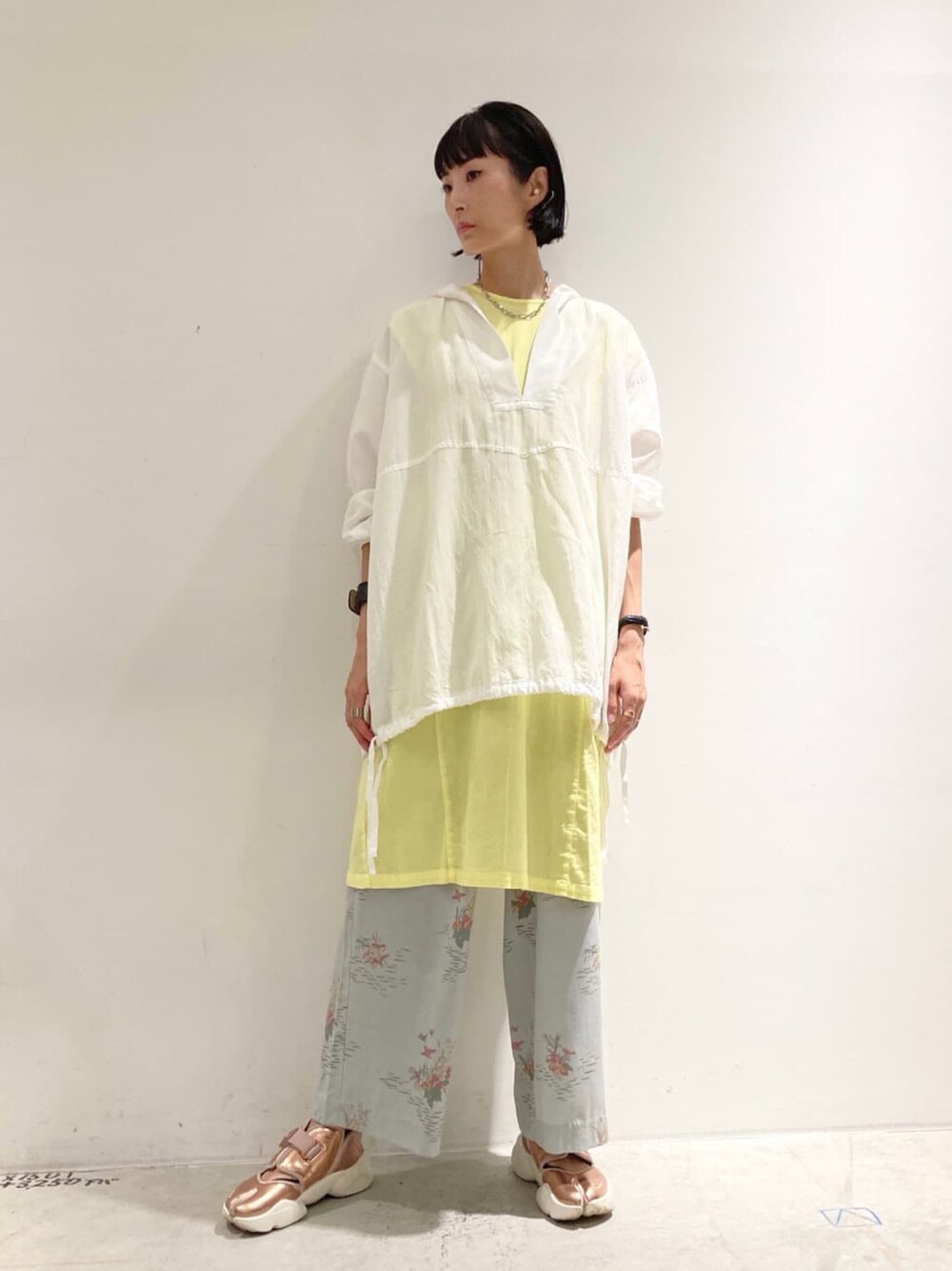 「大人カジュアル、パステルカラー、着回しコーデ、レイヤードスタイル、レイヤード、花柄、柄パンツ、ボタニカル柄、ビッグシルエット、高身長」｜「nitcaの【 2021AW 】C/Cu/Liローン フードパーカー（パーカー、ホワイト系）」を使った、note et silence.さん（レディース・160cm）の夏コーディネートの1枚目の写真