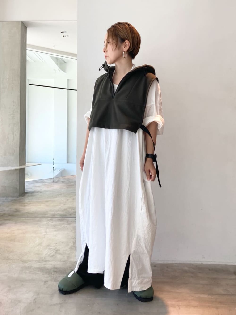 「秋服準備はじめました、大人カジュアル、ベスト、フリース、フリースベスト、カーキ、重ね着、レイヤードスタイル、ワンピース、白、カットソーワンピース」｜「note et silence のリサイクルポリエステル マイクロフリース ベスト（ベスト、グリーン系）」を使った、note et silence.さん（レディース・160cm）の秋コーディネートの1枚目の写真