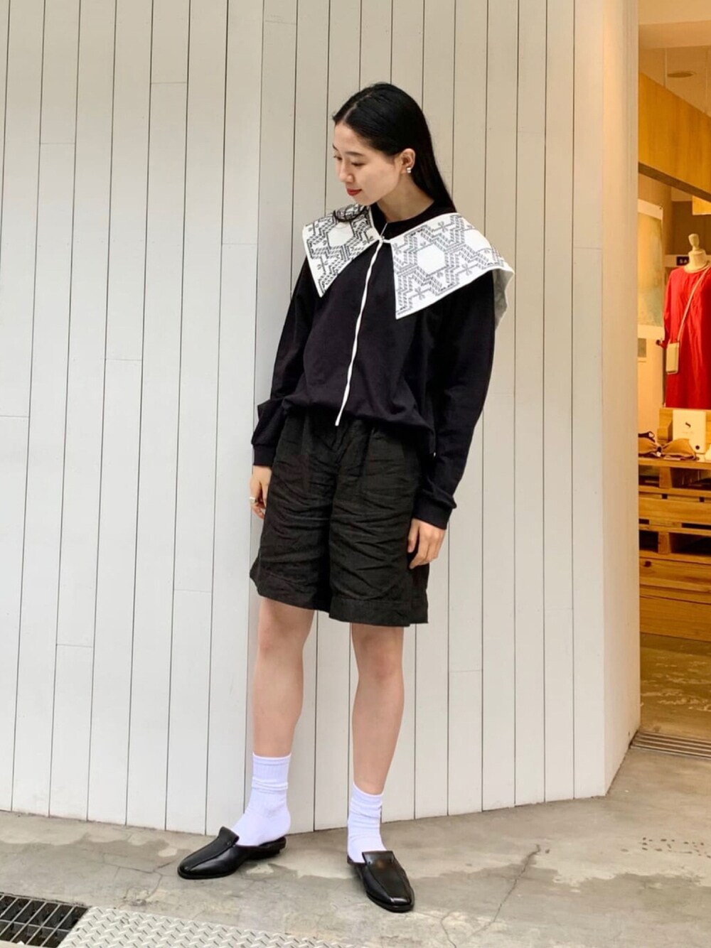 「シンプル、モノトーンコーデ、トレンド、つけ襟、ロンT、白ソックス、ハーフパンツ、パンツスタイル、秋のコーデ、革靴」｜「nitcaのトライバルヘキサゴン刺繍つけ襟（付け襟、その他）」を使った、note et silence.さん（レディース・166cm）の夏コーディネートの1枚目の写真