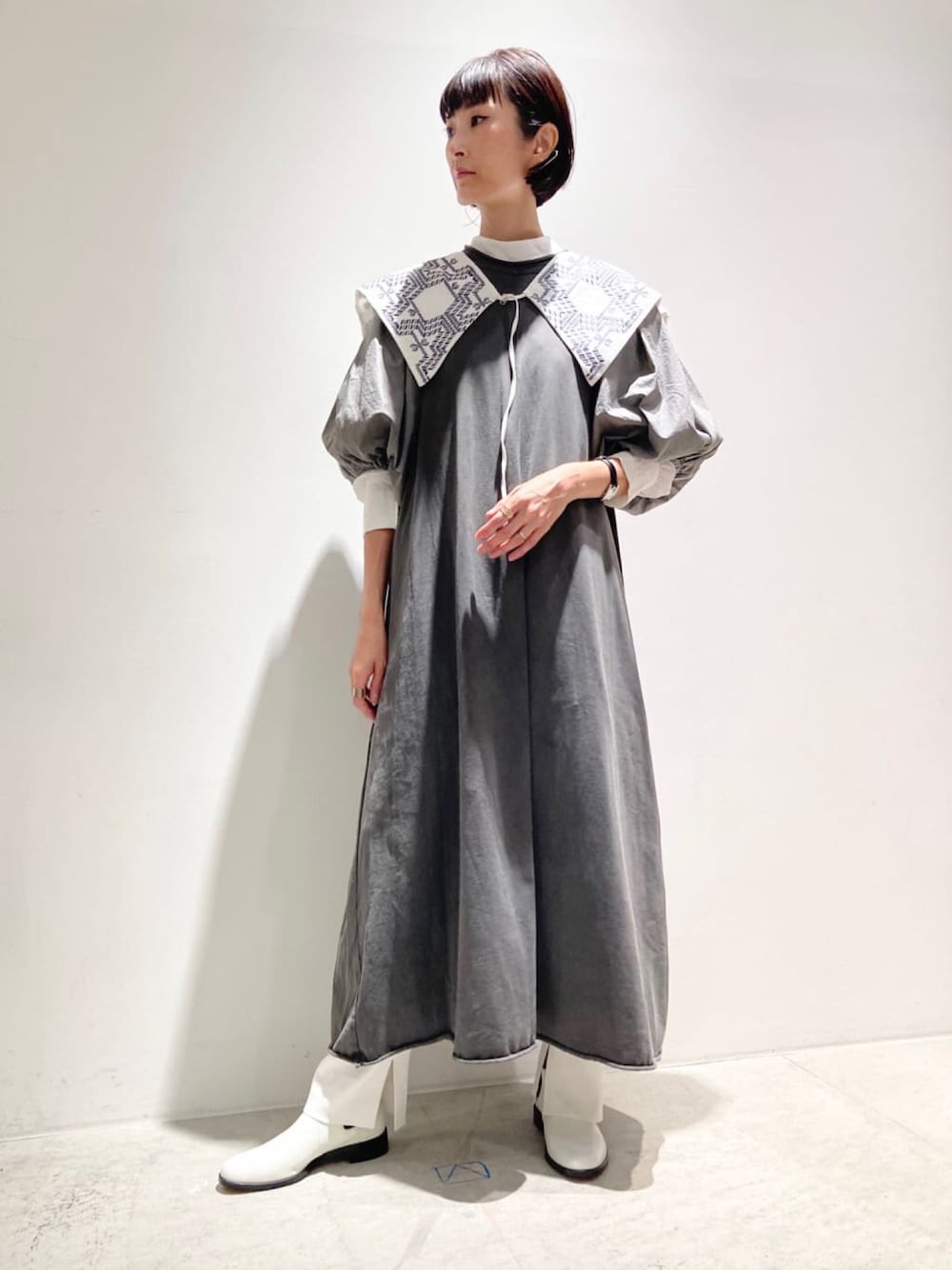 「カジュアル、大人コーデ、モノトーン、グラデーション、つけ襟、刺繍、２ＷＡＹ、カットソー、ラクチンコーデ、ボリューム袖」｜「nitcaのトライバルヘキサゴン刺繍つけ襟（付け襟、その他）」を使った、note et silence.さん（レディース・160cm）の夏コーディネートの1枚目の写真
