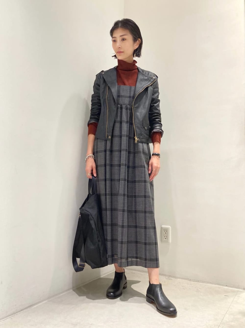 「レザージャケット、ライダース、ライダースブルゾン、チェック、ワンピース、スカート、ブラック、ボルドー、秋コーデ、大人カジュアル、高身長女子」｜「note et silence のナイロンツイル ショルダーBAG（ショルダーバッグ、ブラック系）」を使った、note et silence.さん（レディース・160cm）の秋コーディネートの1枚目の写真