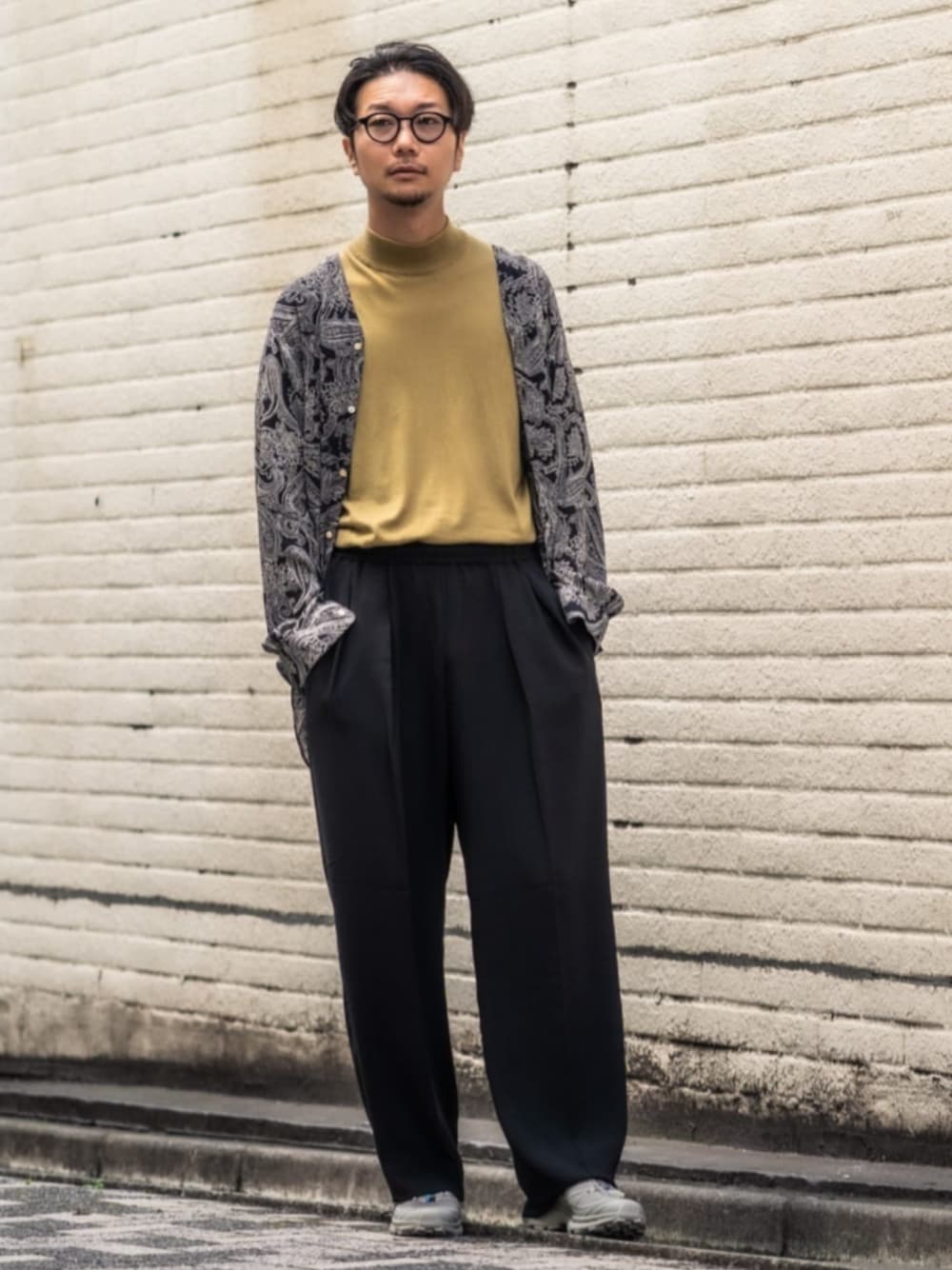 ブラック系のシャツ/ブラウス、グレー系のスニーカーを着用したメンズの夏コーディネートの1枚目の写真