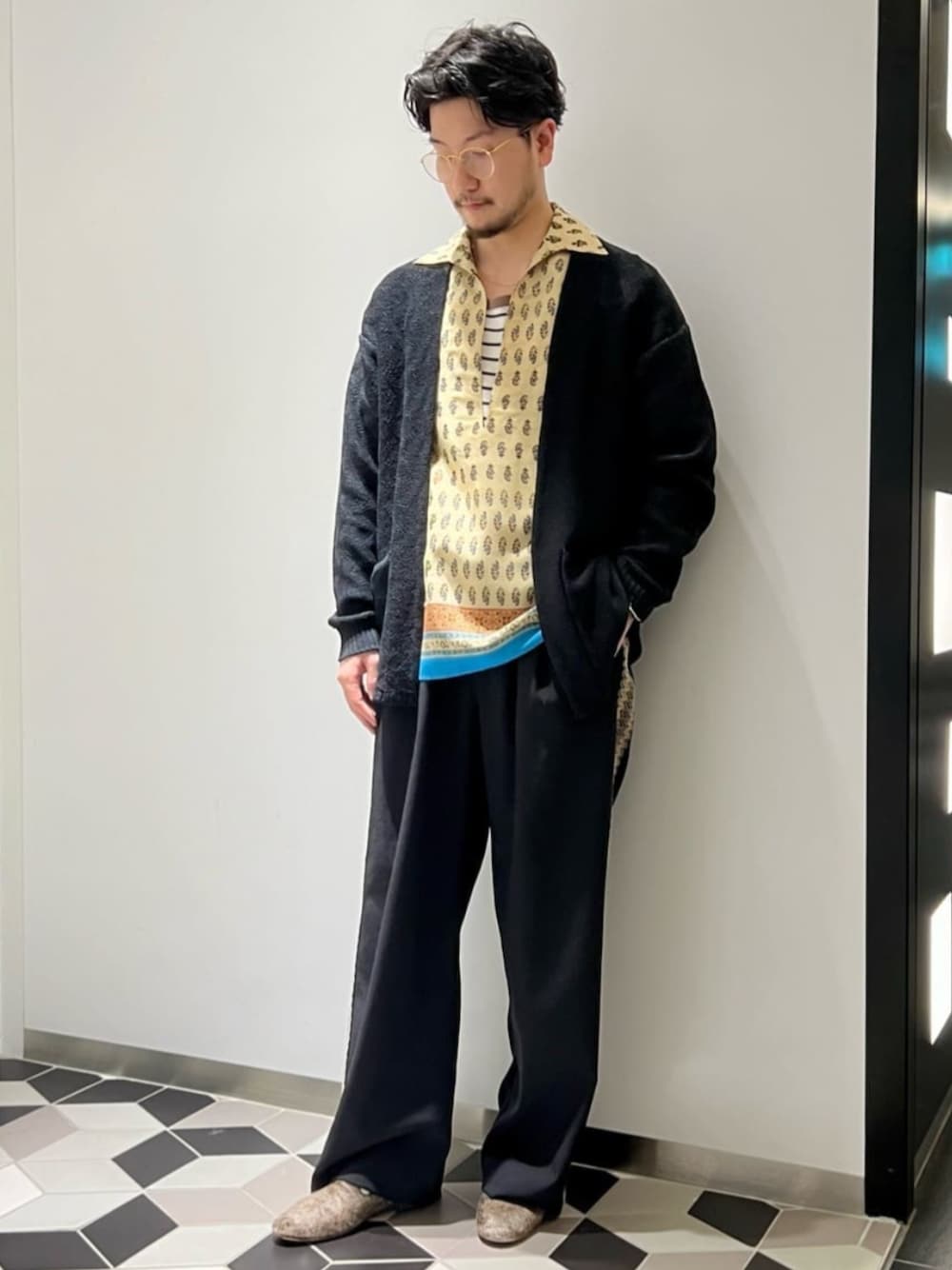 ブラック系のその他パンツ、ブラック系のカーディガン/ボレロ、ベージュ系のシャツ/ブラウスを着用したメンズの春コーディネートの1枚目の写真