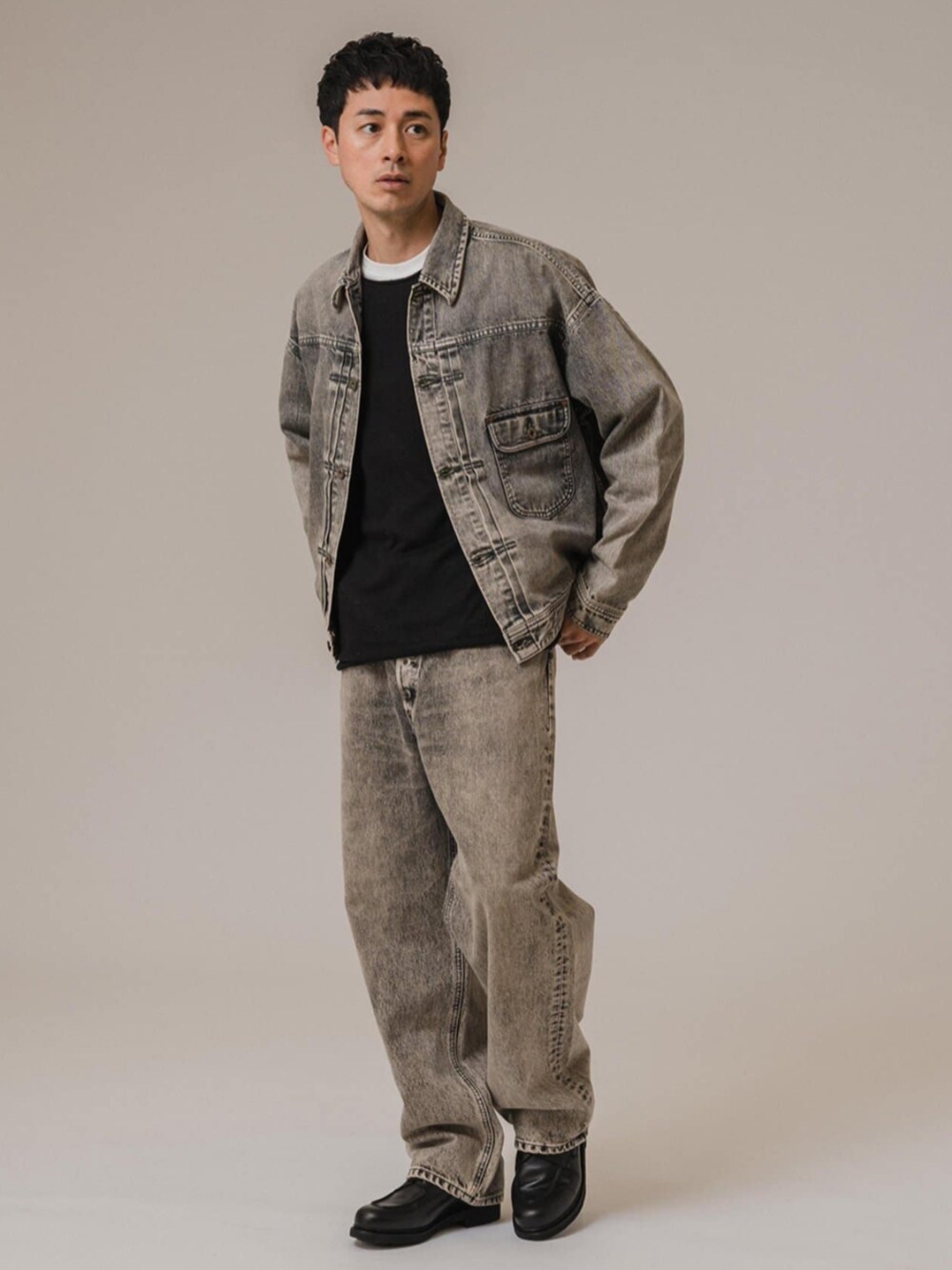 ブラック系のデニムパンツ、ブラック系のデニムジャケットを着用したメンズの冬コーディネートの1枚目の写真