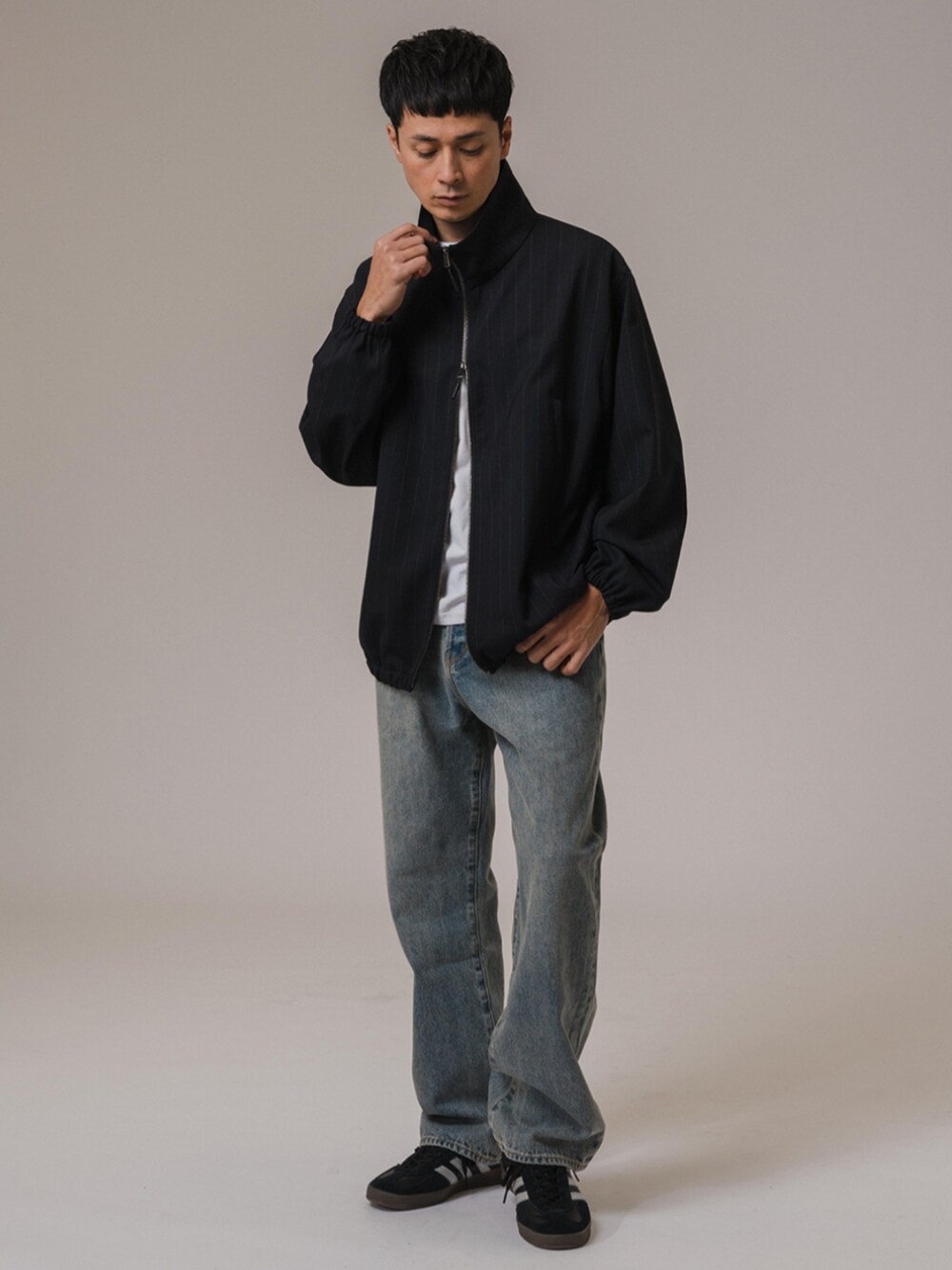 ブルー系のデニムパンツを着用したメンズの冬コーディネートの1枚目の写真