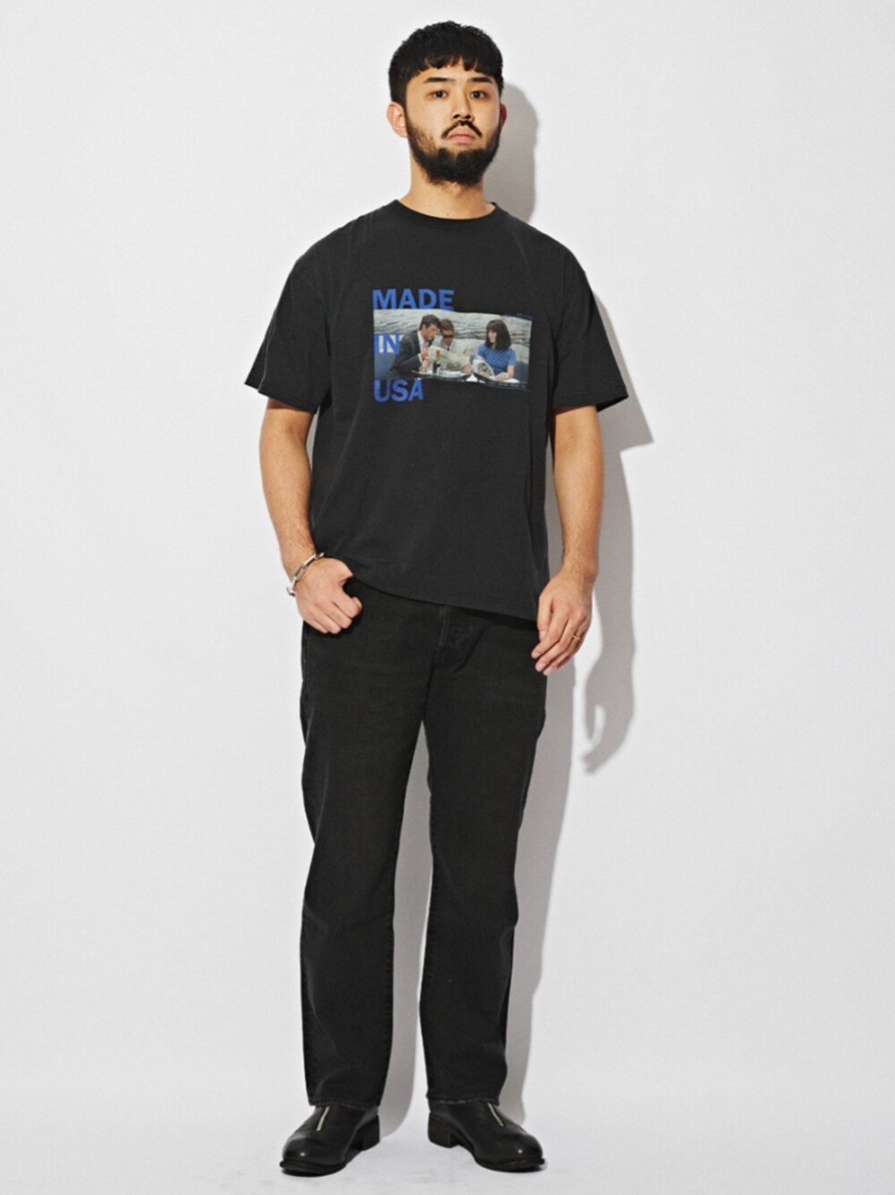 ブラック系のデニムパンツ、ブラック系のTシャツ/カットソーを着用したメンズの夏コーディネートの1枚目の写真