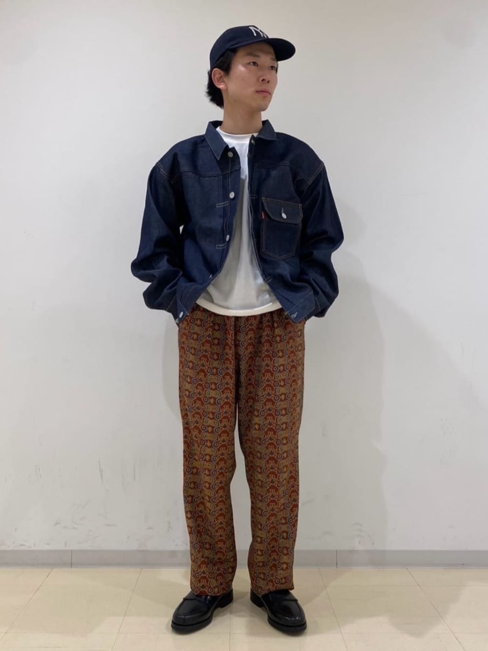 「デニム、デニムジャケット、Tシャツ、ローファー、リーバイス、Gジャン、イージーパンツ、春アウター、春コーデ、メンズコーデ」｜「Levi'sの【Levi’s/リーバイス】1953 TYPE 2 JACKET 70507（デニムジャケット、ブルー系）」を使った、EDIFICE OFFICIALさん（メンズ・169cm）の春コーディネートの1枚目の写真