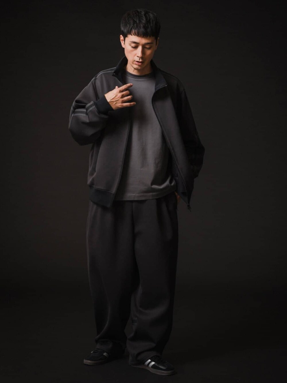 ブラック系のその他アウター、ブラック系のその他パンツを着用したメンズの冬コーディネートの1枚目の写真