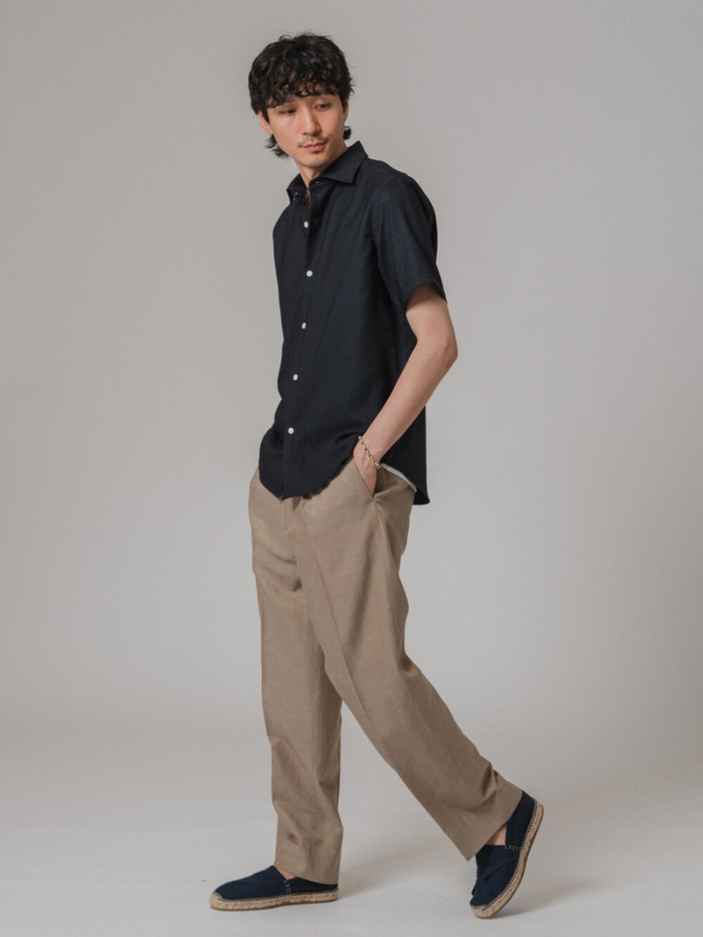 ブラウン系のスラックス、ブルー系のシャツ/ブラウス、ブルー系のその他シューズを着用したメンズの春コーディネートの1枚目の写真