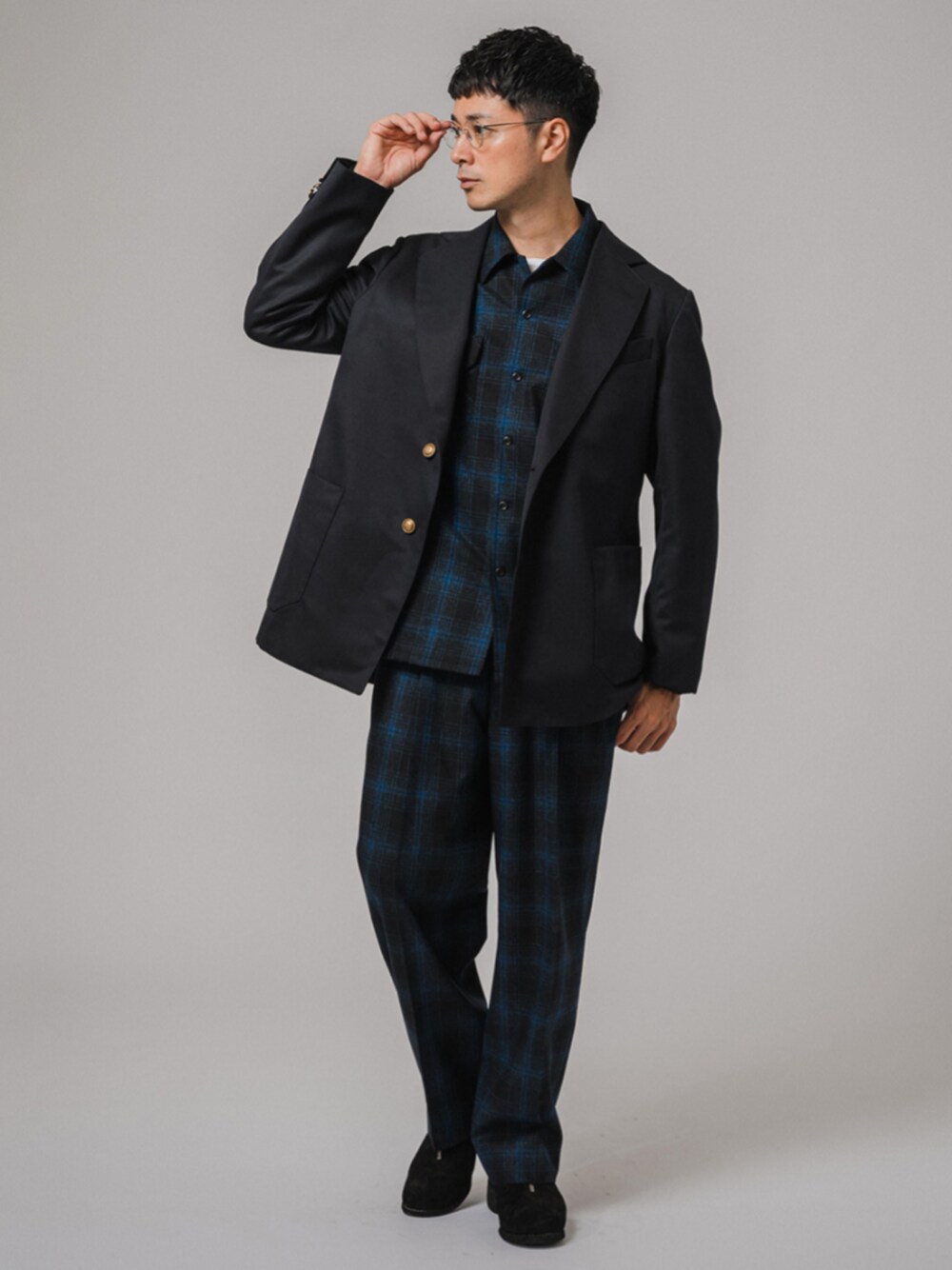 ブラック系のブーツ、ブルー系のテーラードジャケット、ブルー系のシャツ/ブラウスを着用したメンズの秋コーディネートの1枚目の写真