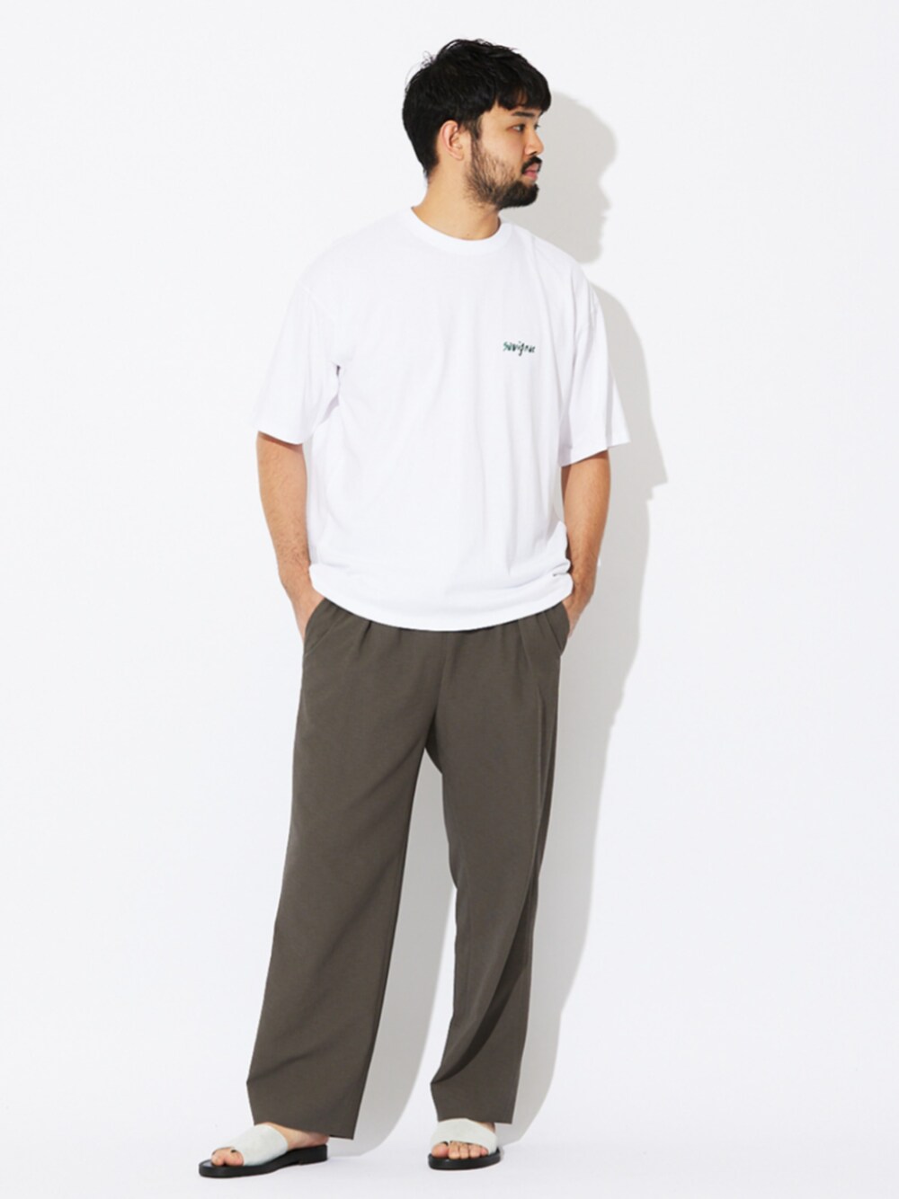 その他のサンダル、ホワイト系のTシャツ/カットソー、グレー系のスラックスを着用したメンズの夏コーディネートの1枚目の写真