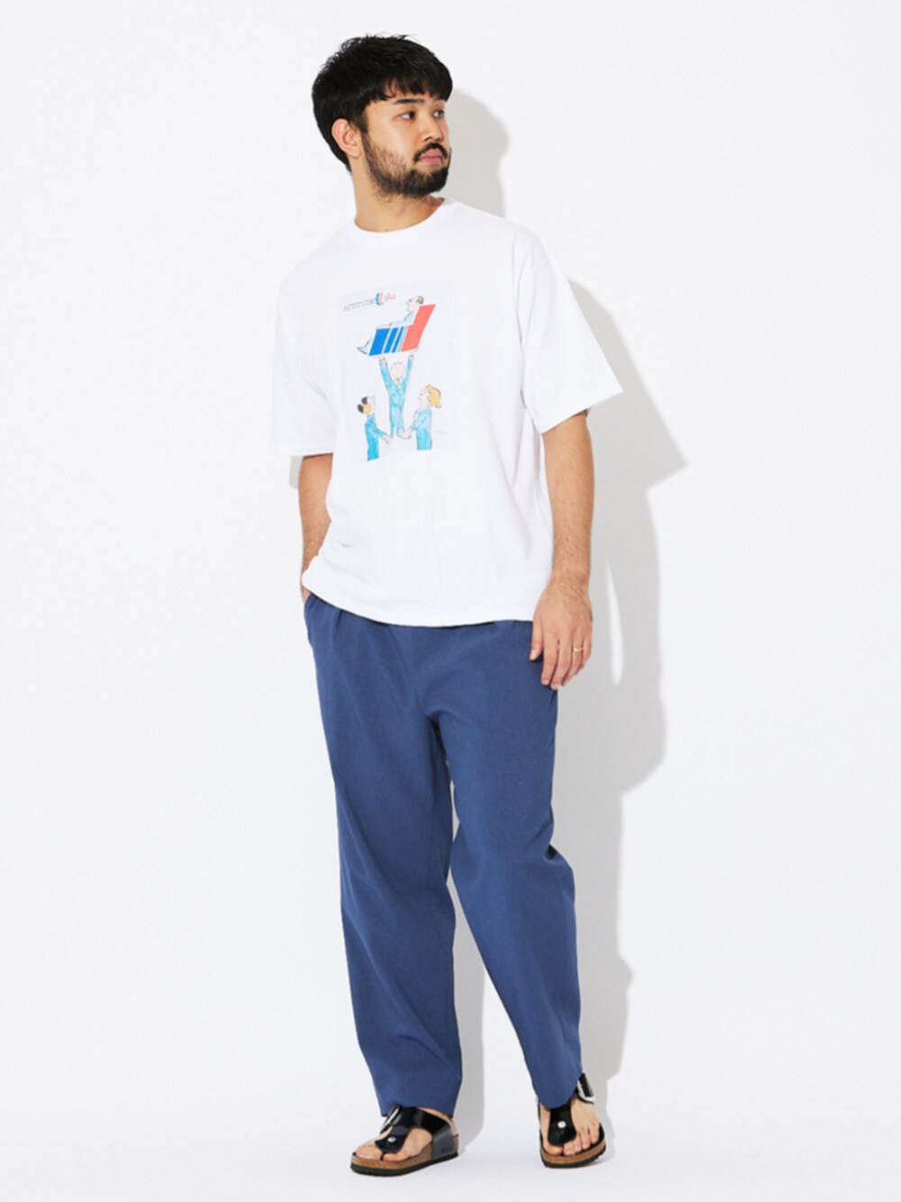 ブラック系のサンダル、ホワイト系のTシャツ/カットソー、ブルー系のスラックスを着用したメンズの夏コーディネートの1枚目の写真