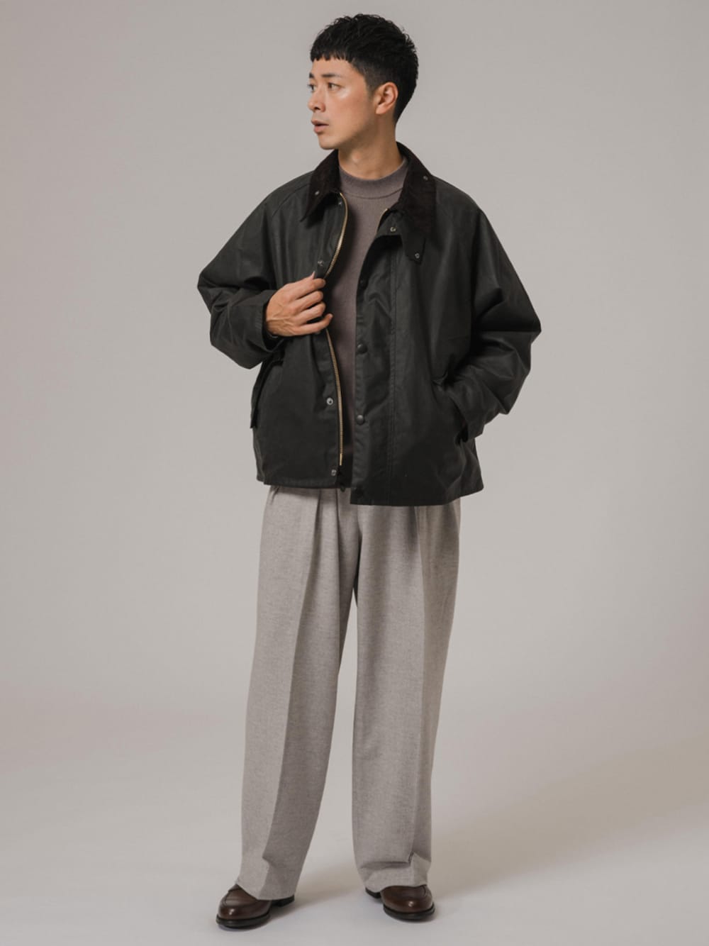 ブラウン系のローファー、グリーン系のその他アウター、ブラウン系のニット/セーターを着用したメンズの冬コーディネートの1枚目の写真