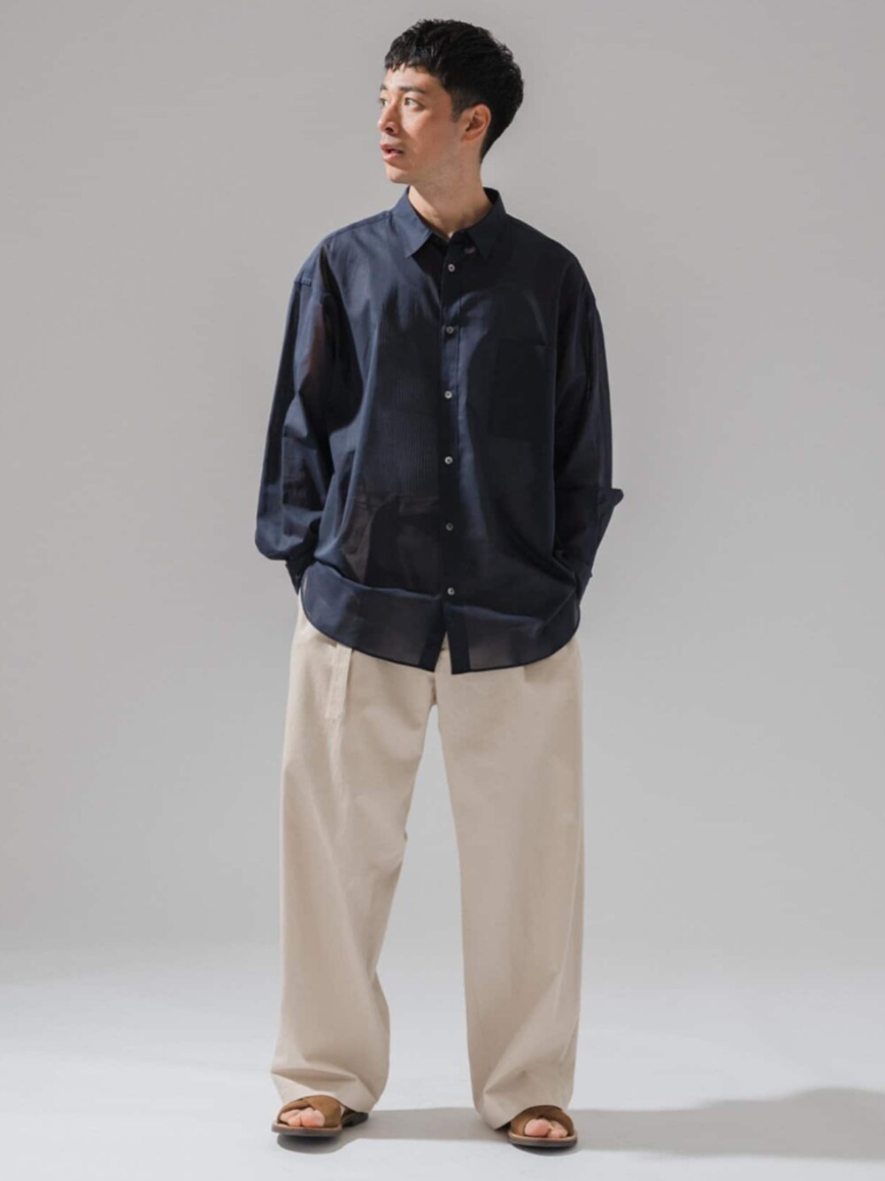 ホワイト系のスラックス、ブルー系のシャツ/ブラウスを着用したメンズの春コーディネートの1枚目の写真