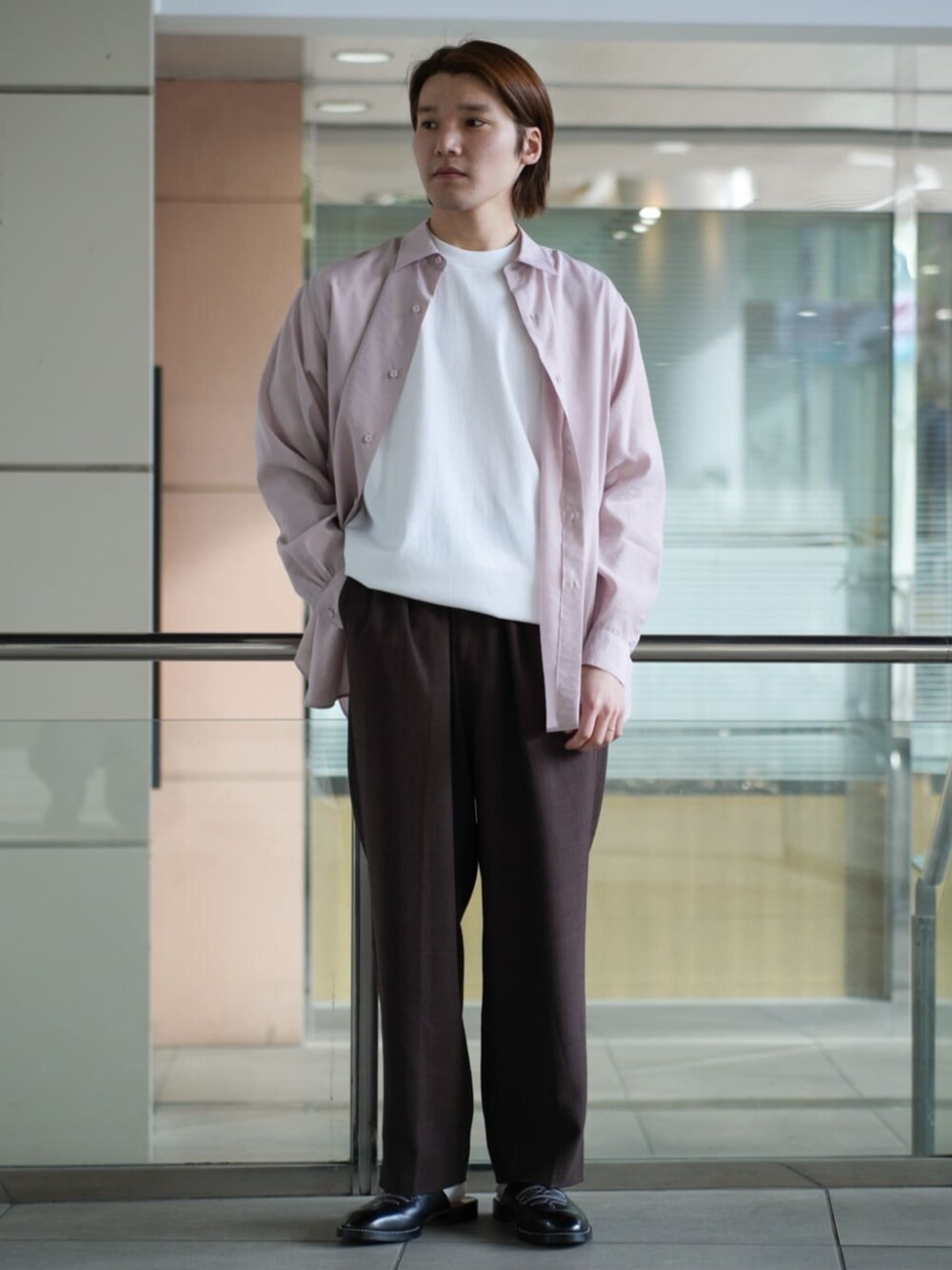 ブラウン系のスラックス、ピンク系のシャツ/ブラウス、ホワイト系のTシャツ/カットソーを着用したメンズの春コーディネートの1枚目の写真