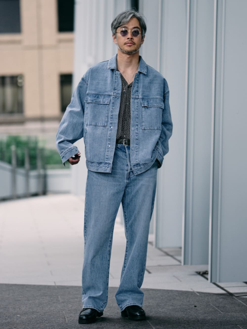 ブルー系のデニムジャケット、ブルー系のスラックスを着用したメンズの秋コーディネートの1枚目の写真