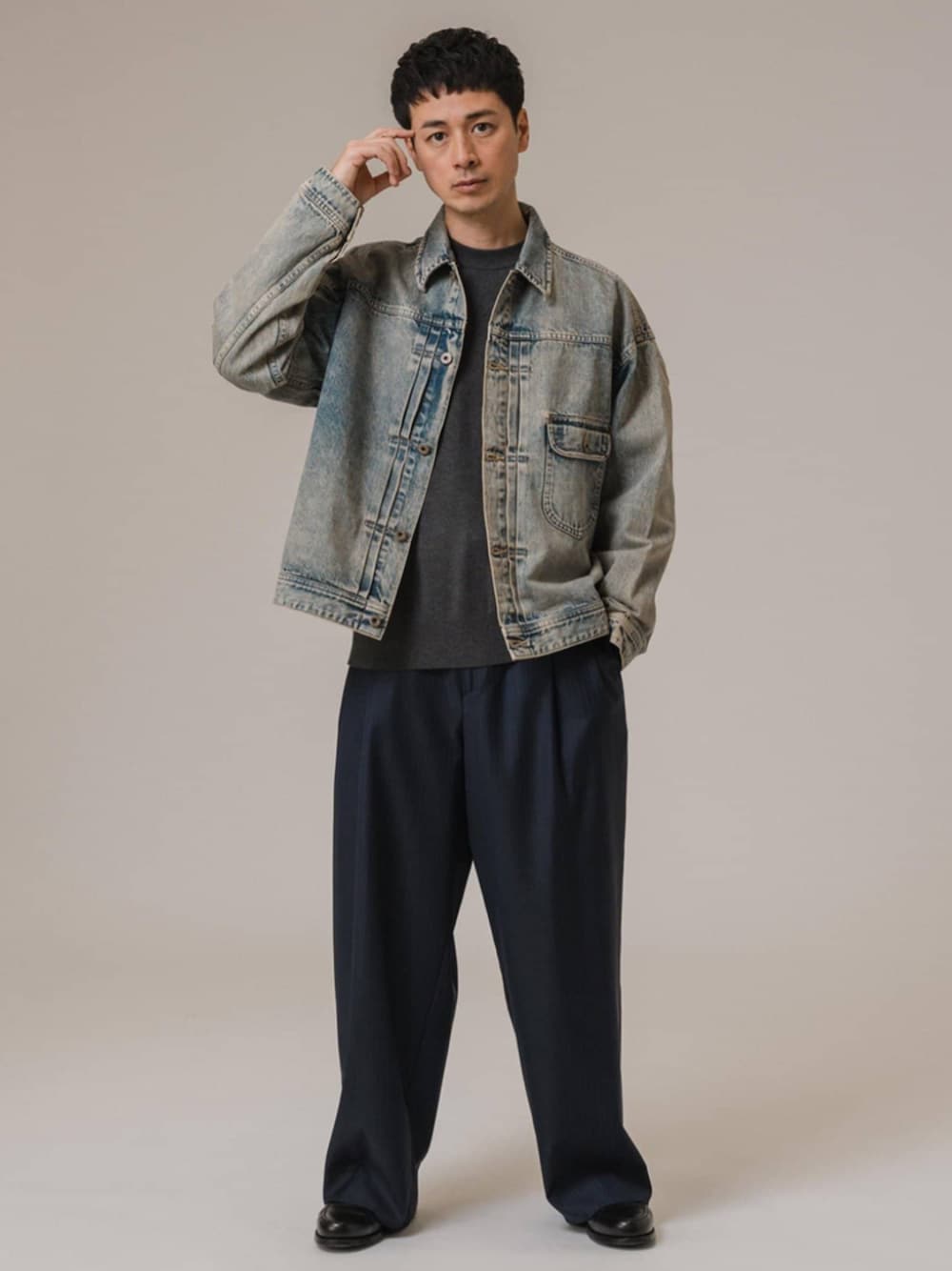 ブルー系のスラックス、ブルー系のデニムジャケットを着用したメンズの冬コーディネートの1枚目の写真