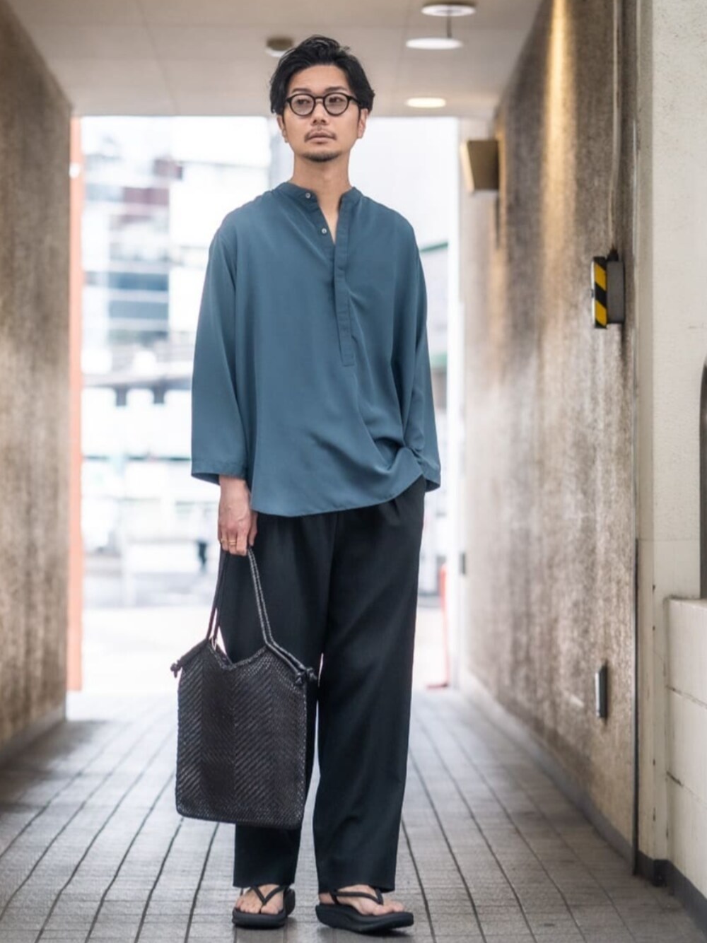 グリーン系のシャツ/ブラウス、ブラック系のサンダル、ブラック系のスラックスを着用したメンズの夏コーディネートの1枚目の写真