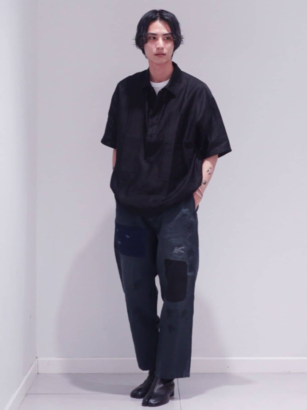 ブラック系のシャツ/ブラウス、ブルー系のその他パンツ、ブラック系のブーツを着用したメンズの夏コーディネートの1枚目の写真