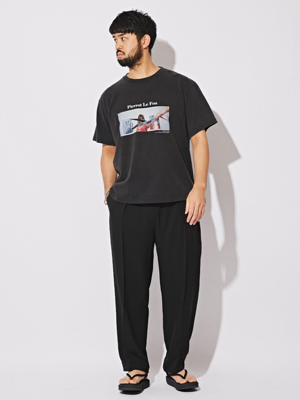 ブラック系のサンダル、ブラック系のその他パンツ、ブラック系のTシャツ/カットソーを着用したメンズの夏コーディネートの1枚目の写真
