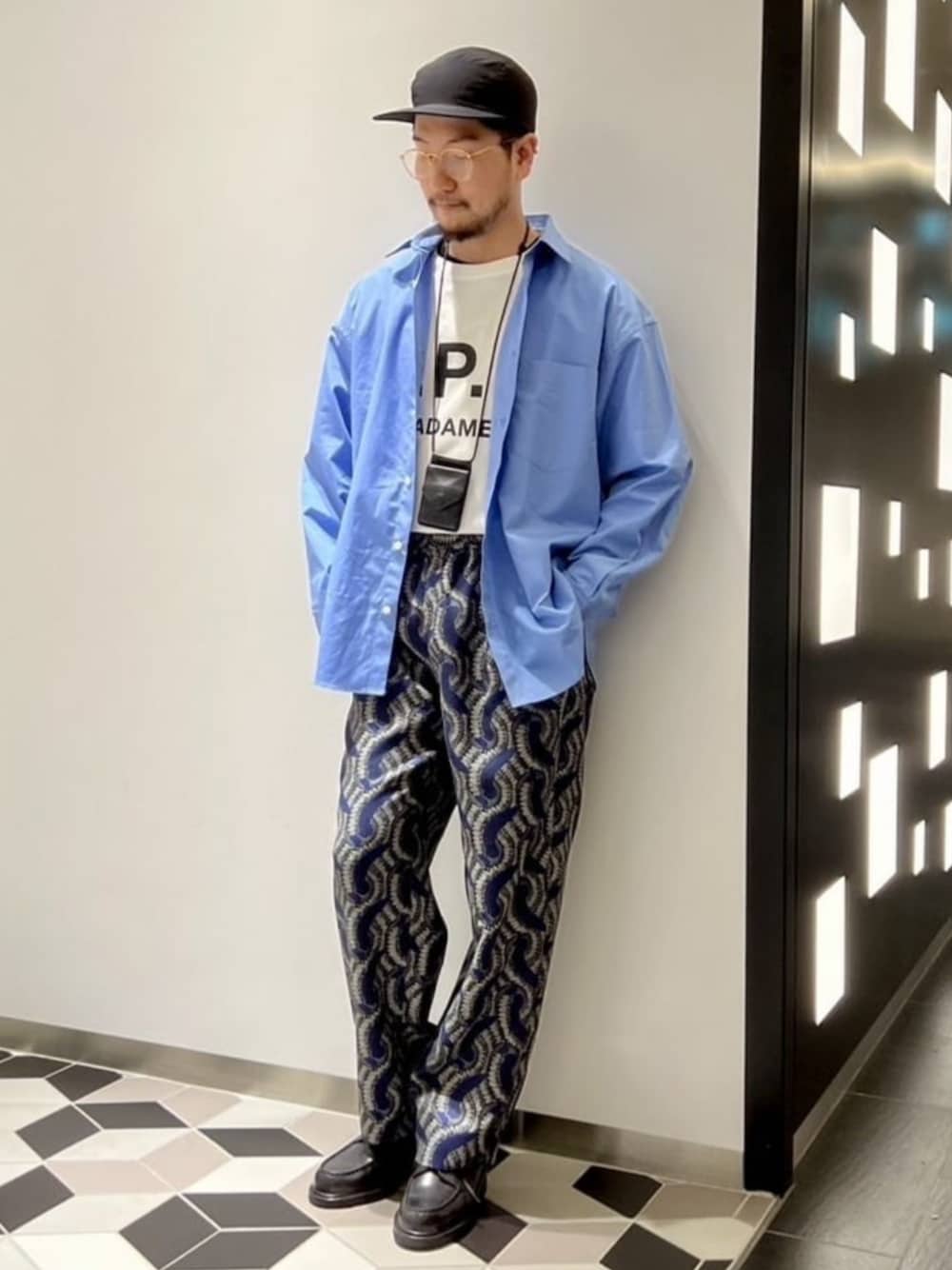 ブルー系のシャツ/ブラウス、ホワイト系のTシャツ/カットソー、グレー系のスラックスを着用したメンズの春コーディネートの1枚目の写真