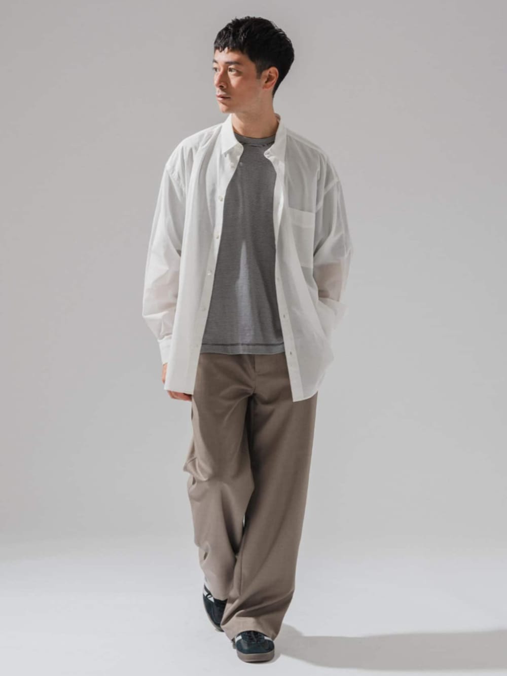 ブラウン系のスラックス、ブラック系のTシャツ/カットソー、ホワイト系のシャツ/ブラウスを着用したメンズの春コーディネートの1枚目の写真