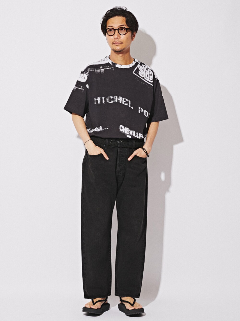 ブラック系のサンダル、ブラック系のTシャツ/カットソーを着用したメンズの夏コーディネートの1枚目の写真