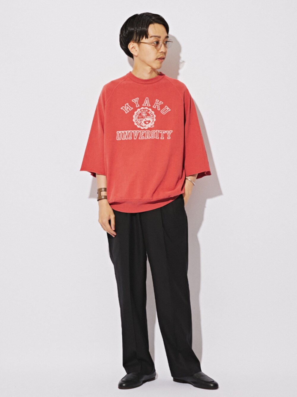 レッド系のTシャツ/カットソーを着用したメンズの夏コーディネートの1枚目の写真