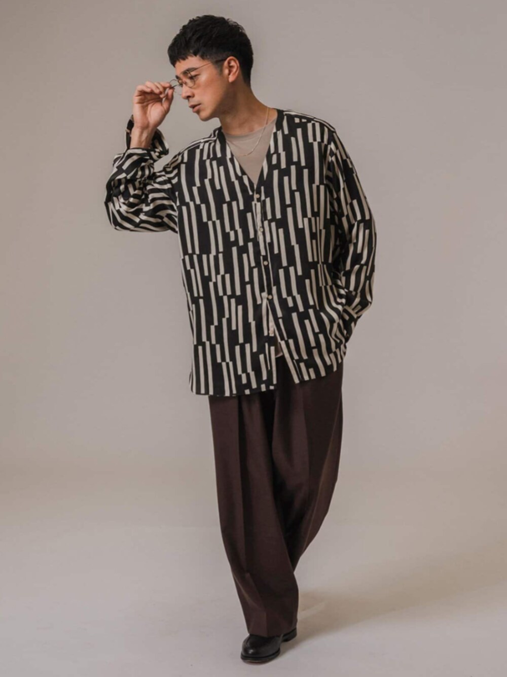 ブラック系のローファー、ベージュ系のTシャツ/カットソー、ブラック系のシャツ/ブラウスを着用したメンズの夏コーディネートの1枚目の写真