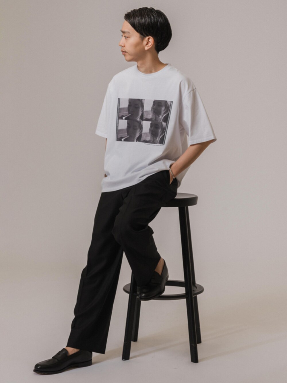 ブラック系のローファー、ホワイト系のTシャツ/カットソーを着用したメンズの夏コーディネートの1枚目の写真