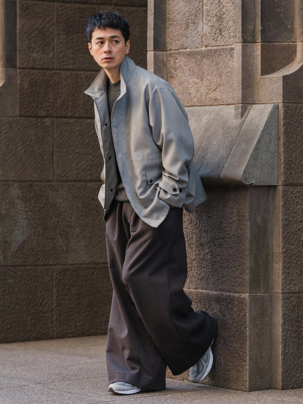 グレー系のその他アウター、グレー系のスウェットパンツを着用したメンズの春コーディネートの1枚目の写真