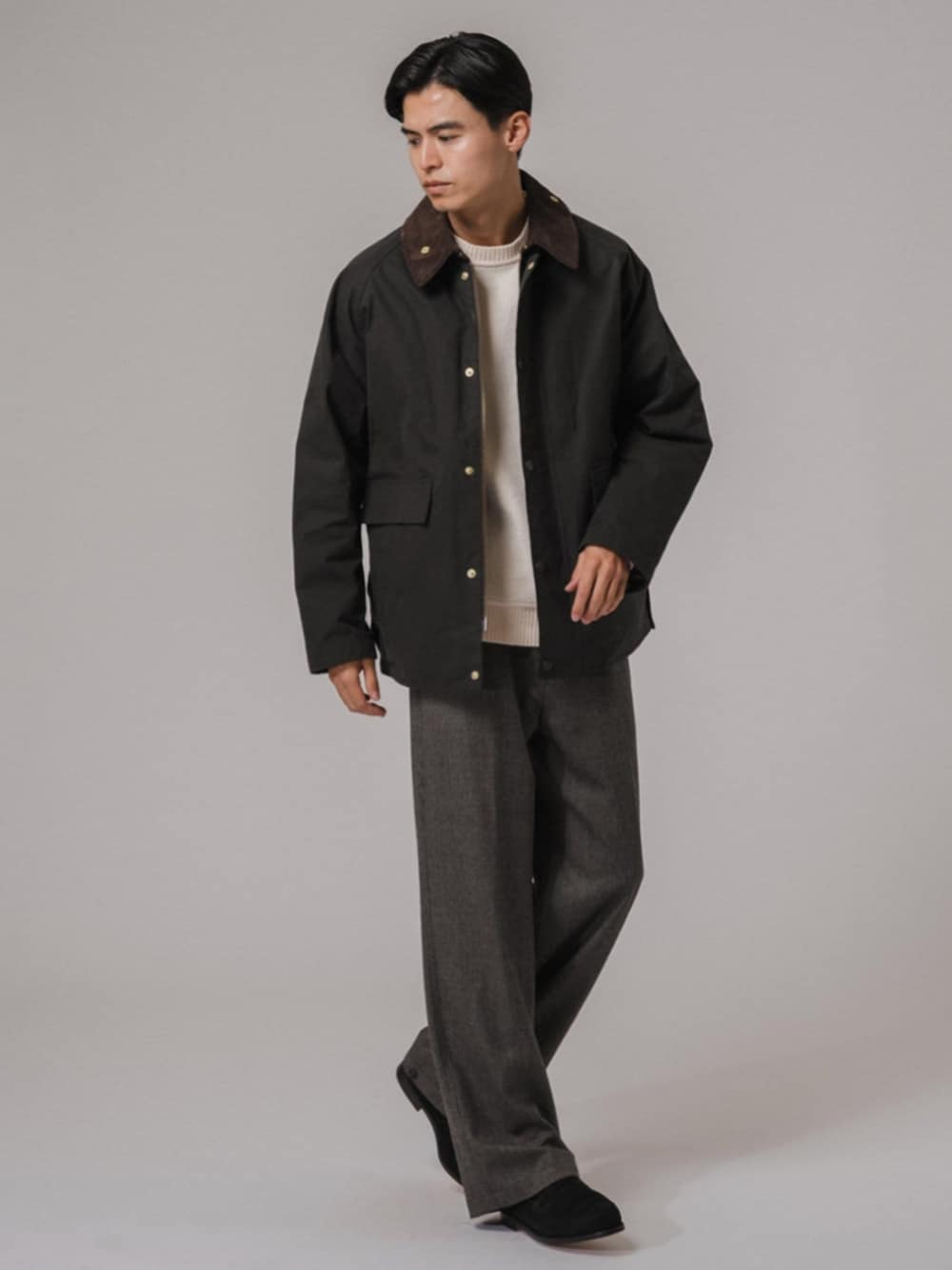 ブラック系のローファー、ホワイト系のニット/セーター、グレー系のスラックスを着用したメンズの秋コーディネートの1枚目の写真